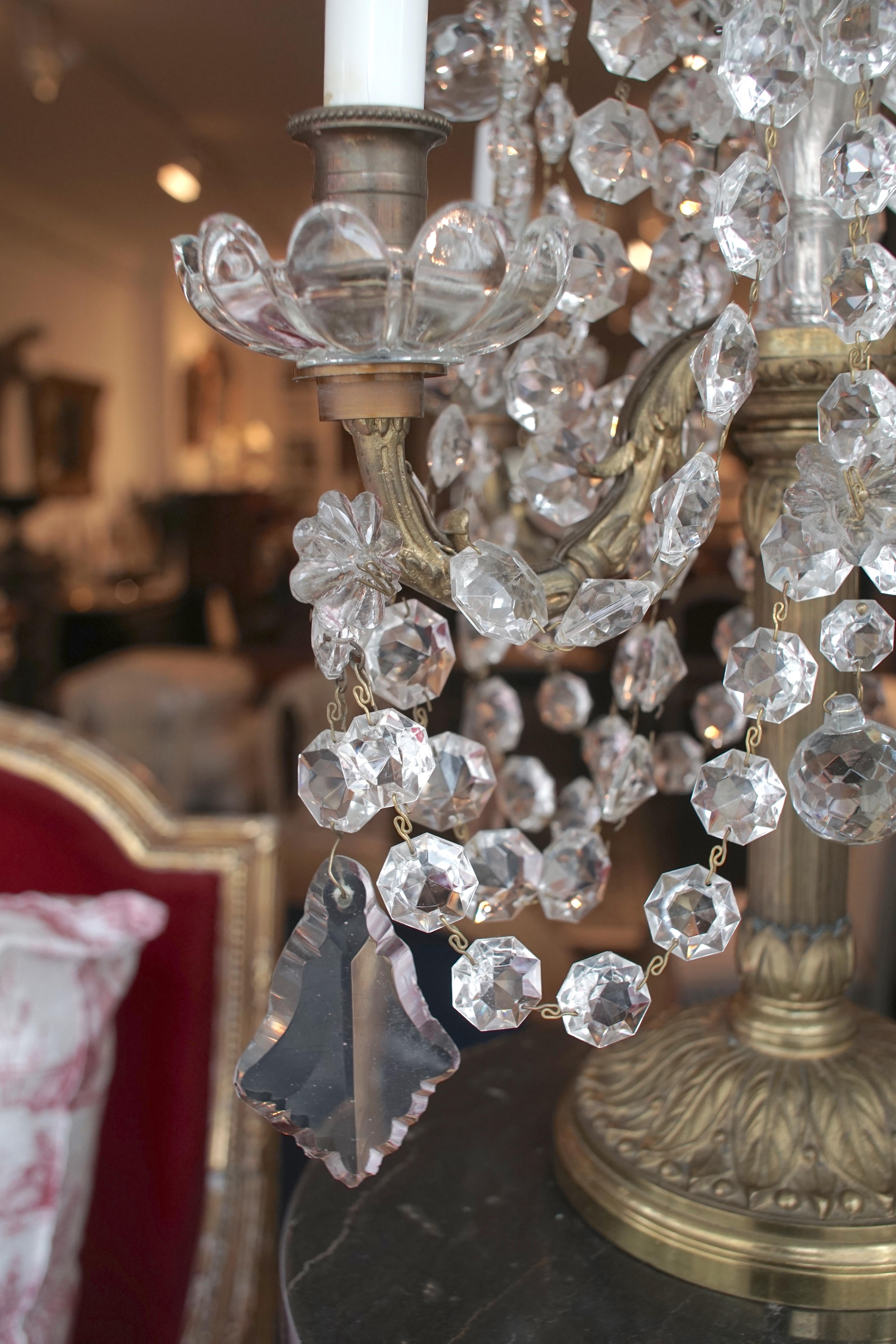 Pareja de Candelabros Electrificados Estilo Luis XVI Girándolas de Bronce y Cristal en venta 1