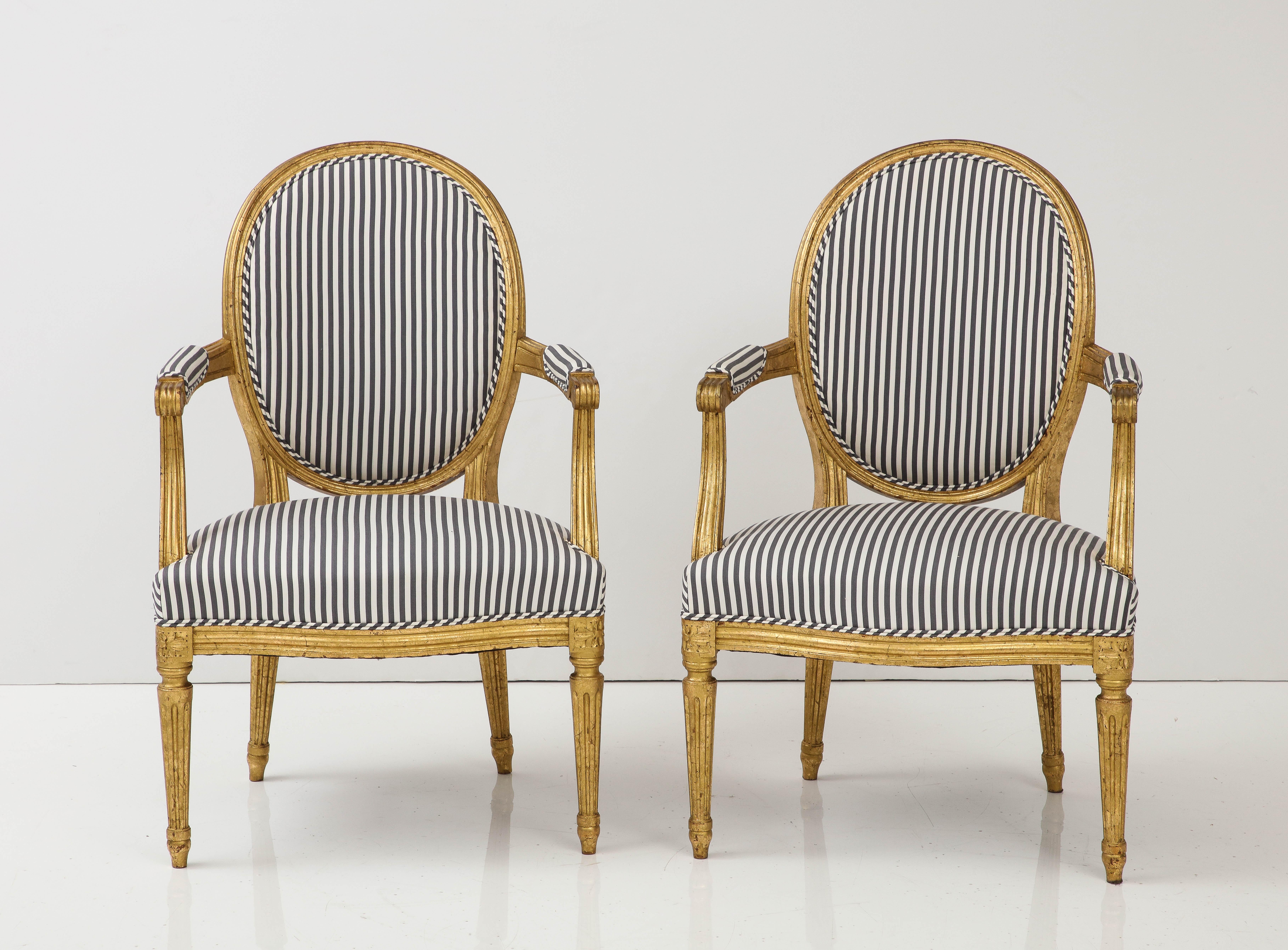 Paar von  Fauteuils im Louis-XVI-Stil (Französisch) im Angebot
