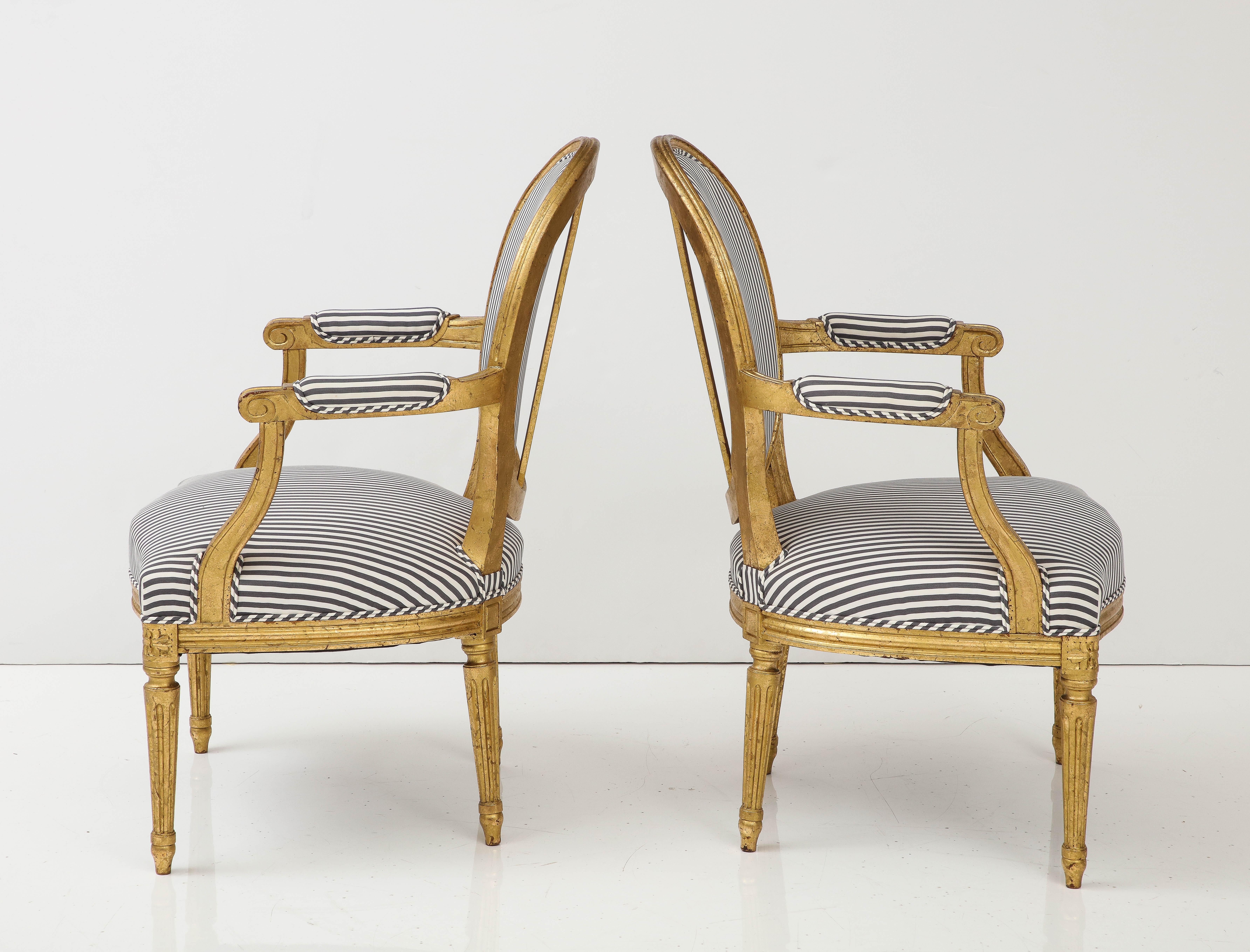 Paar von  Fauteuils im Louis-XVI-Stil im Zustand „Gut“ im Angebot in New York, NY