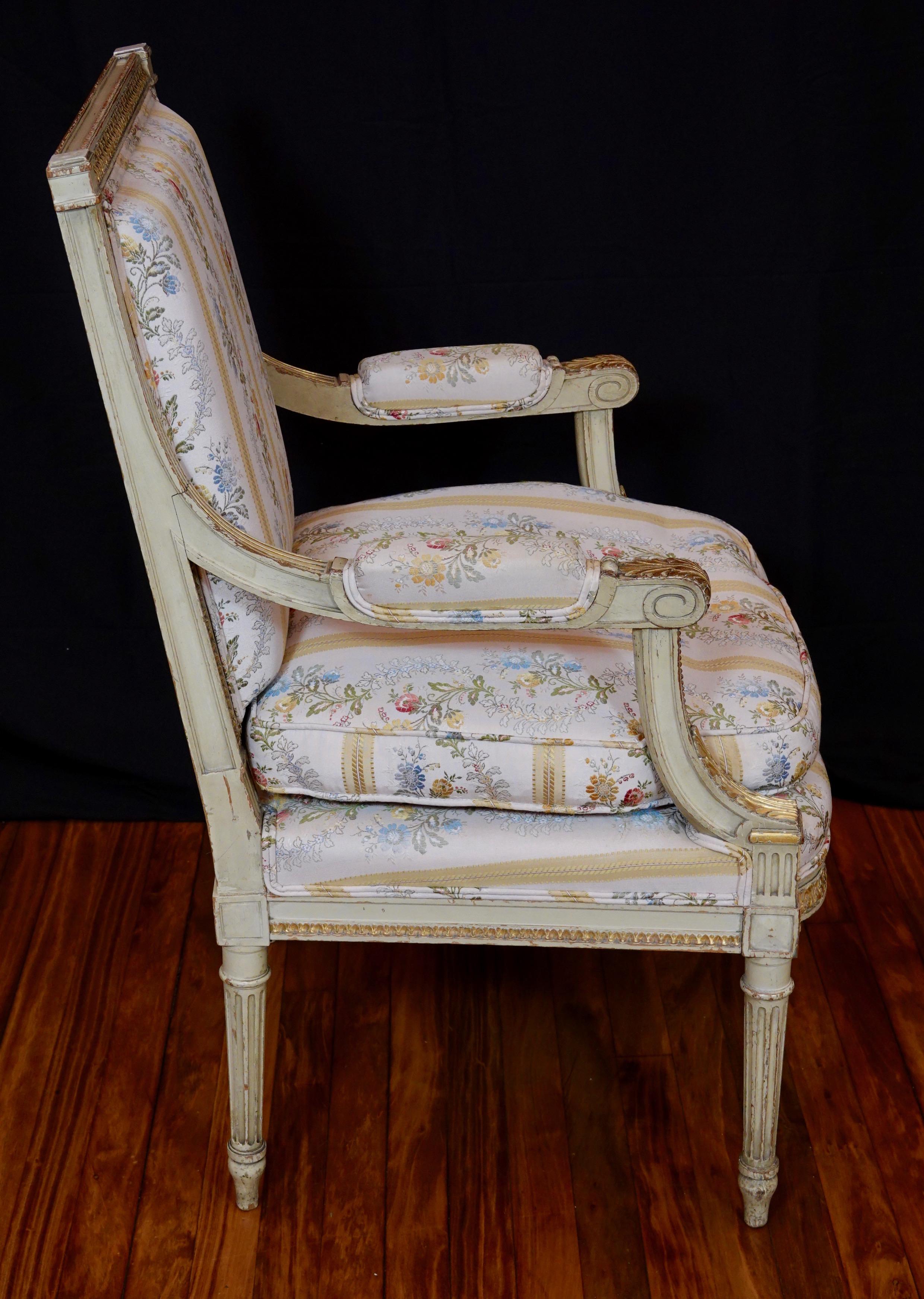 Coppia di Fauteuils o poltrone in stile Luigi XVI con tessuto di seta Lampas in vendita 1