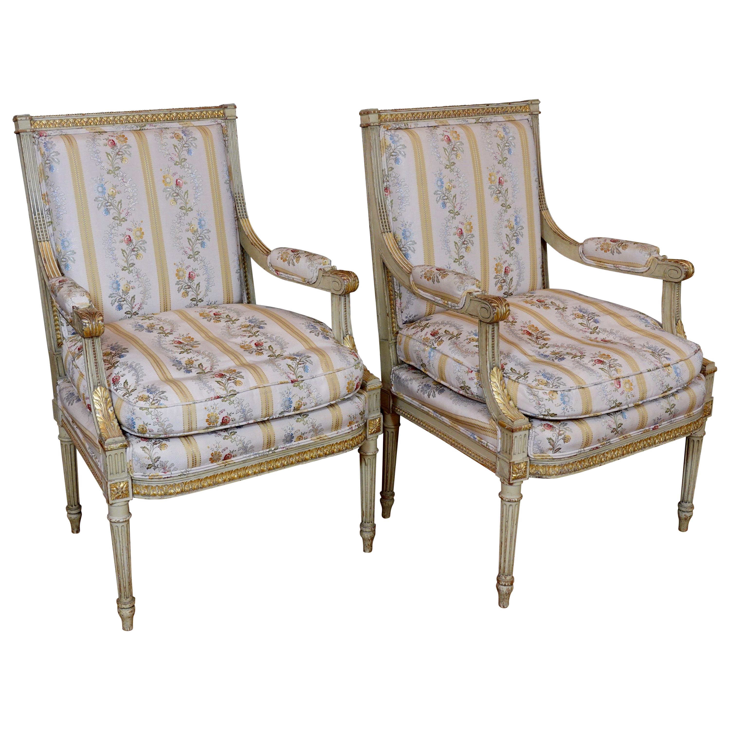 Ein Paar Fauteuils oder Sessel im Louis XVI-Stil mit Lampas-Stoff aus Seide