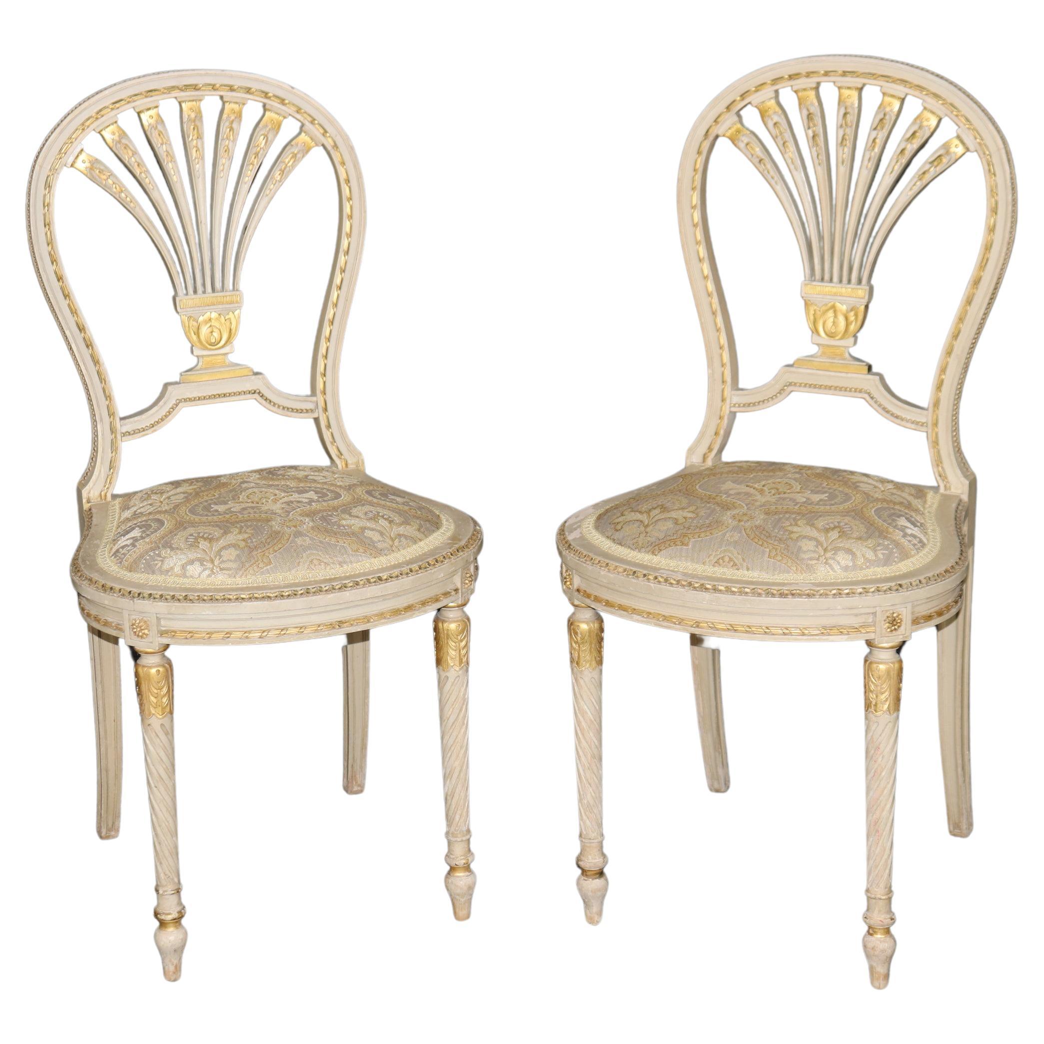 Paire de chaises d'appoint de style Louis XVI décorées de peinture française à dossier en forme de ballon