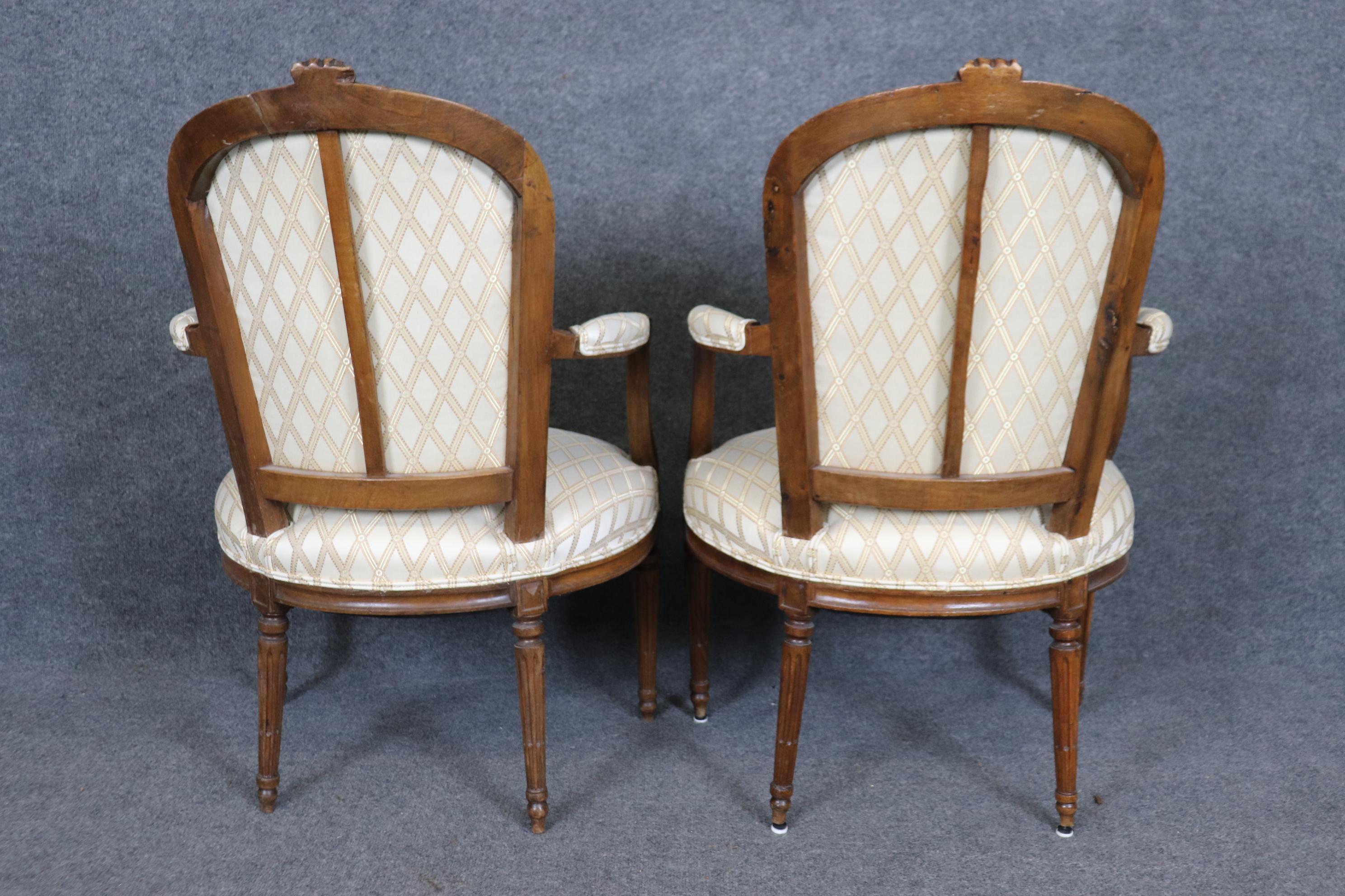 Paar französische Sessel aus Nussbaumholz im Louis-XVI.-Stil, ca. 1930er Jahre im Zustand „Gut“ im Angebot in Swedesboro, NJ