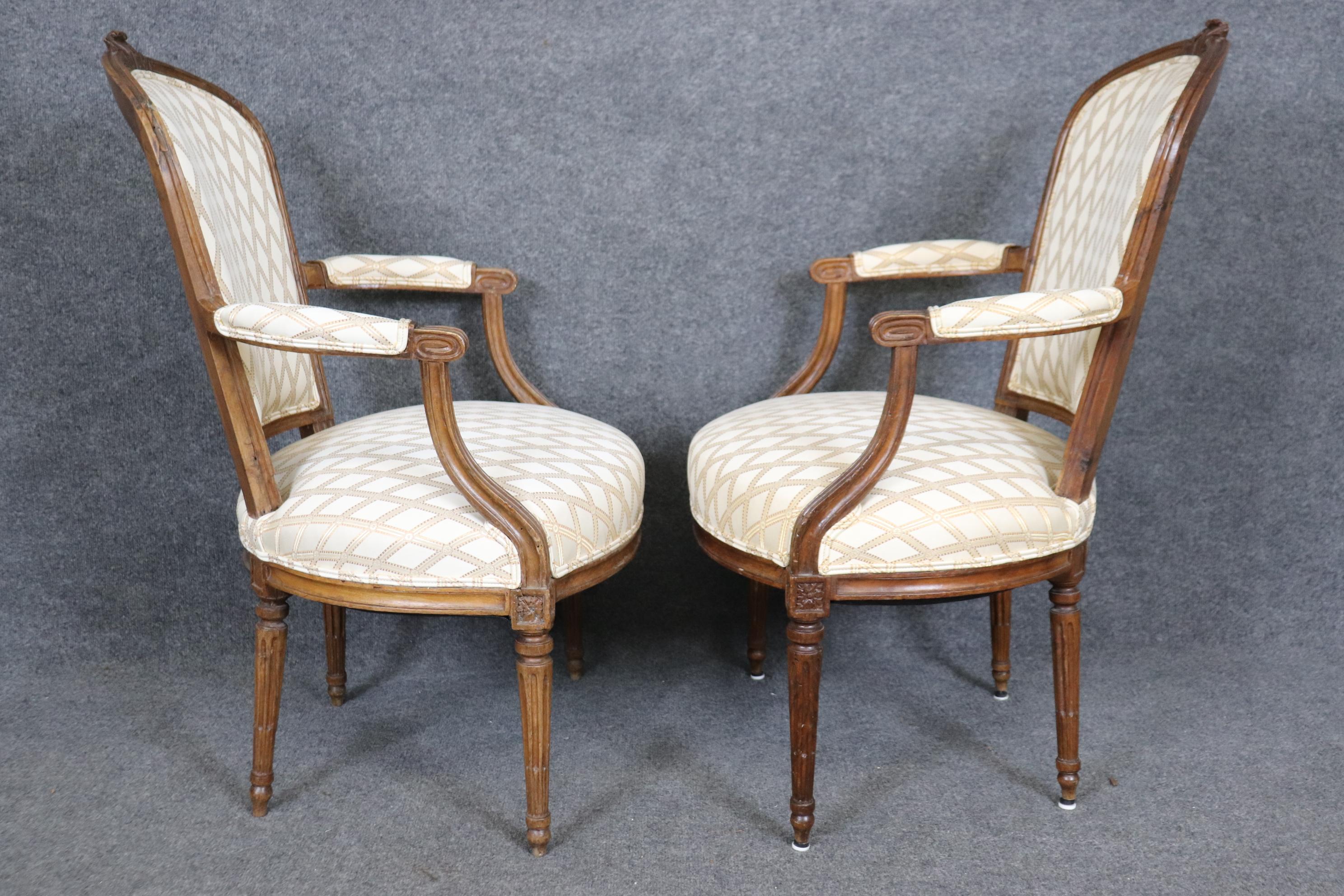 Paar französische Sessel aus Nussbaumholz im Louis-XVI.-Stil, ca. 1930er Jahre (Mitte des 20. Jahrhunderts) im Angebot