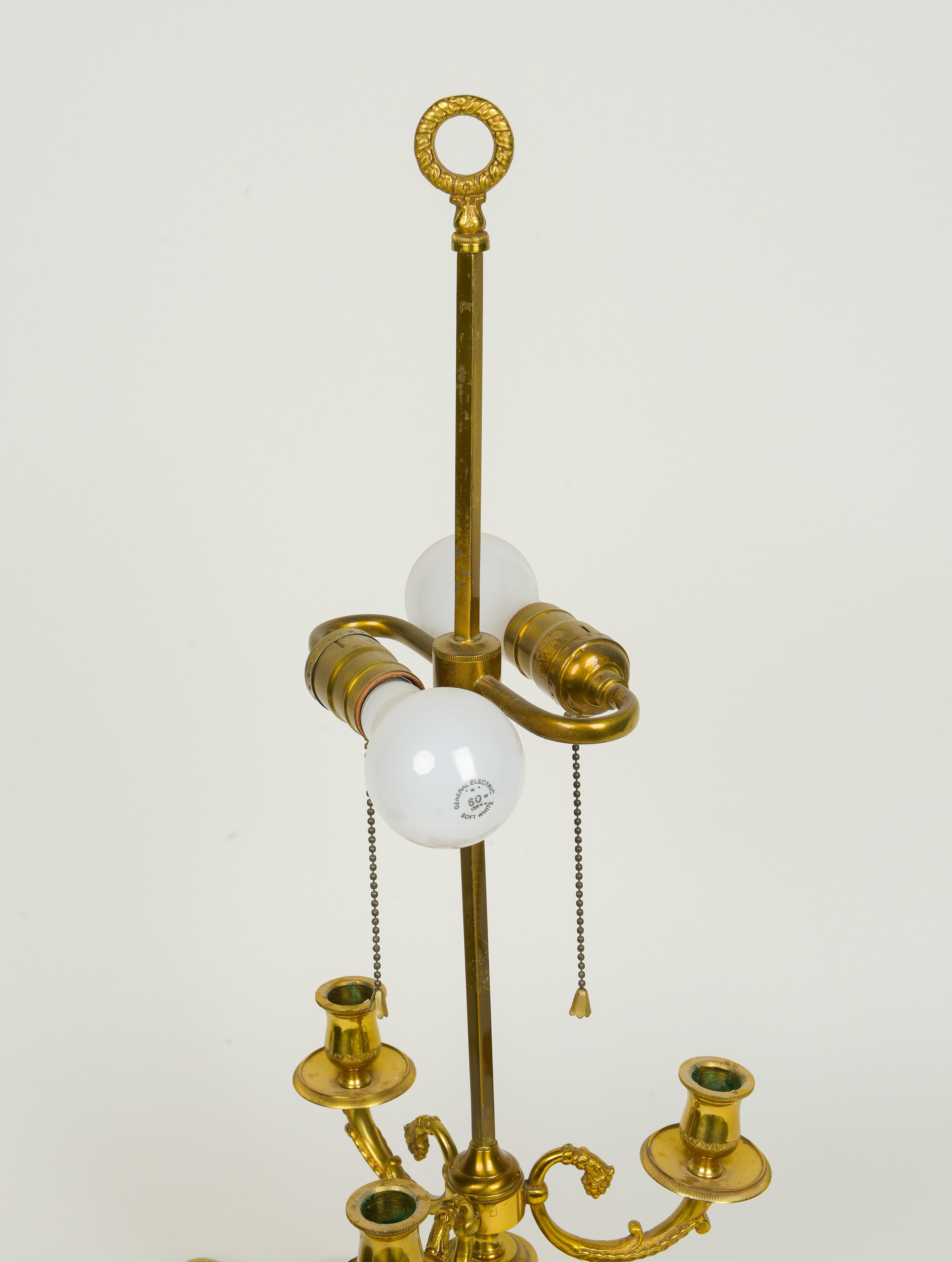 20ième siècle Paire de lampes Bouillotte de style Louis XVI en bronze doré avec abat-jour en tôle noire en vente