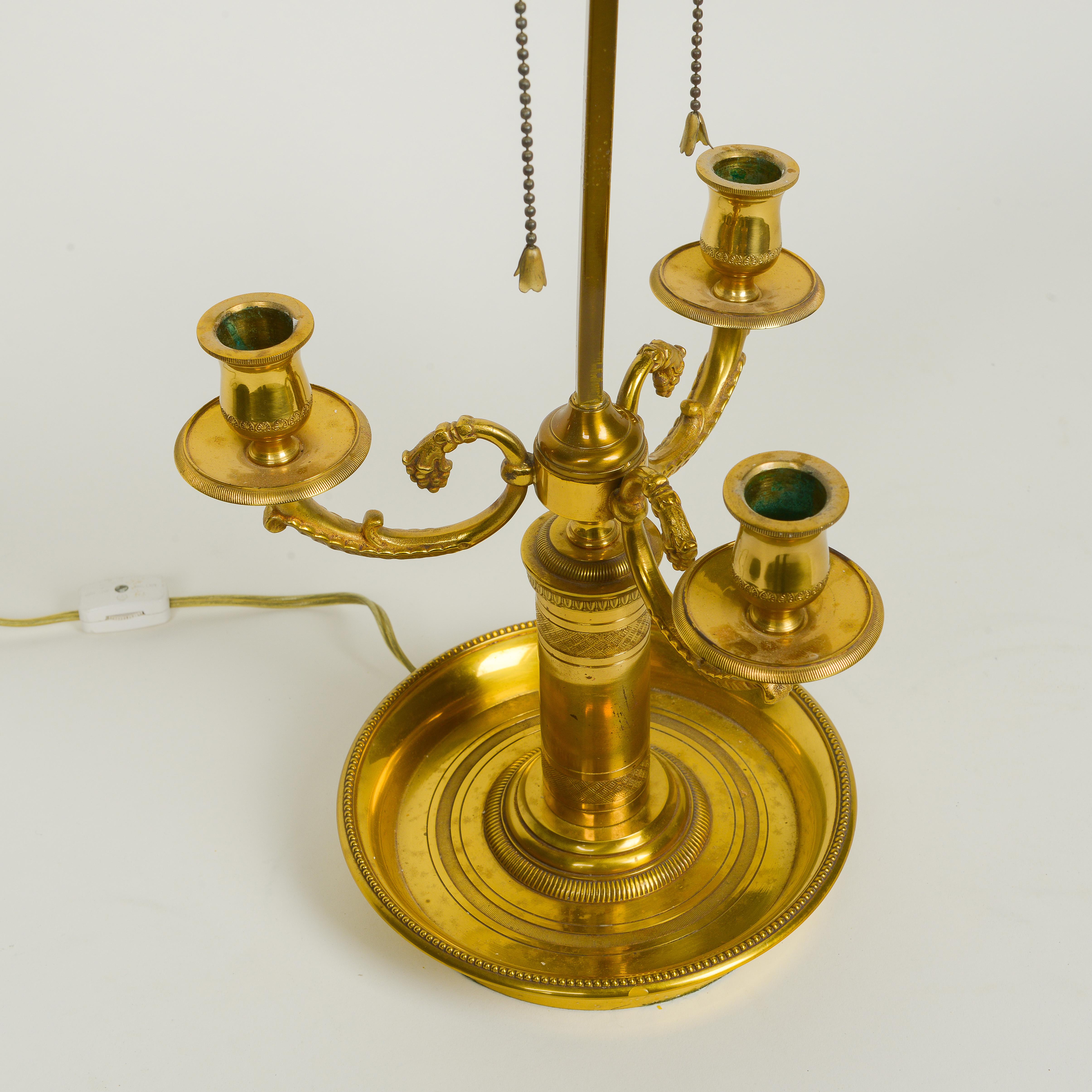 Paire de lampes Bouillotte de style Louis XVI en bronze doré avec abat-jour en tôle noire en vente 1