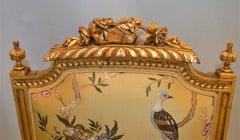 Paire de chaises d'appoint de style Louis XVI dorées et sculptées à la main, tissu de soie jaune.