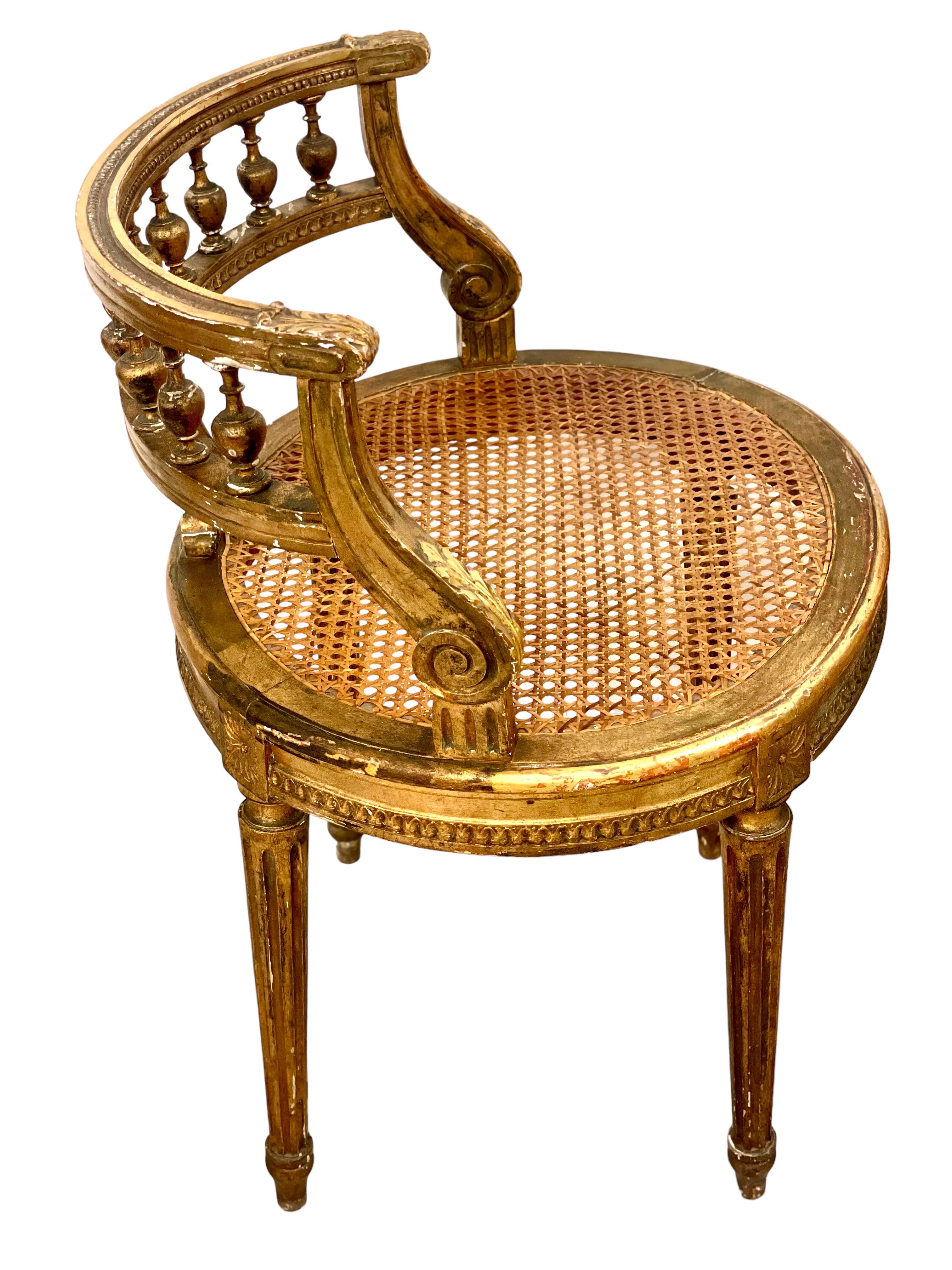 Paar antike französische Louis-XVI-Stühle mit vergoldetem Rohrgestell  (19. Jahrhundert) im Angebot