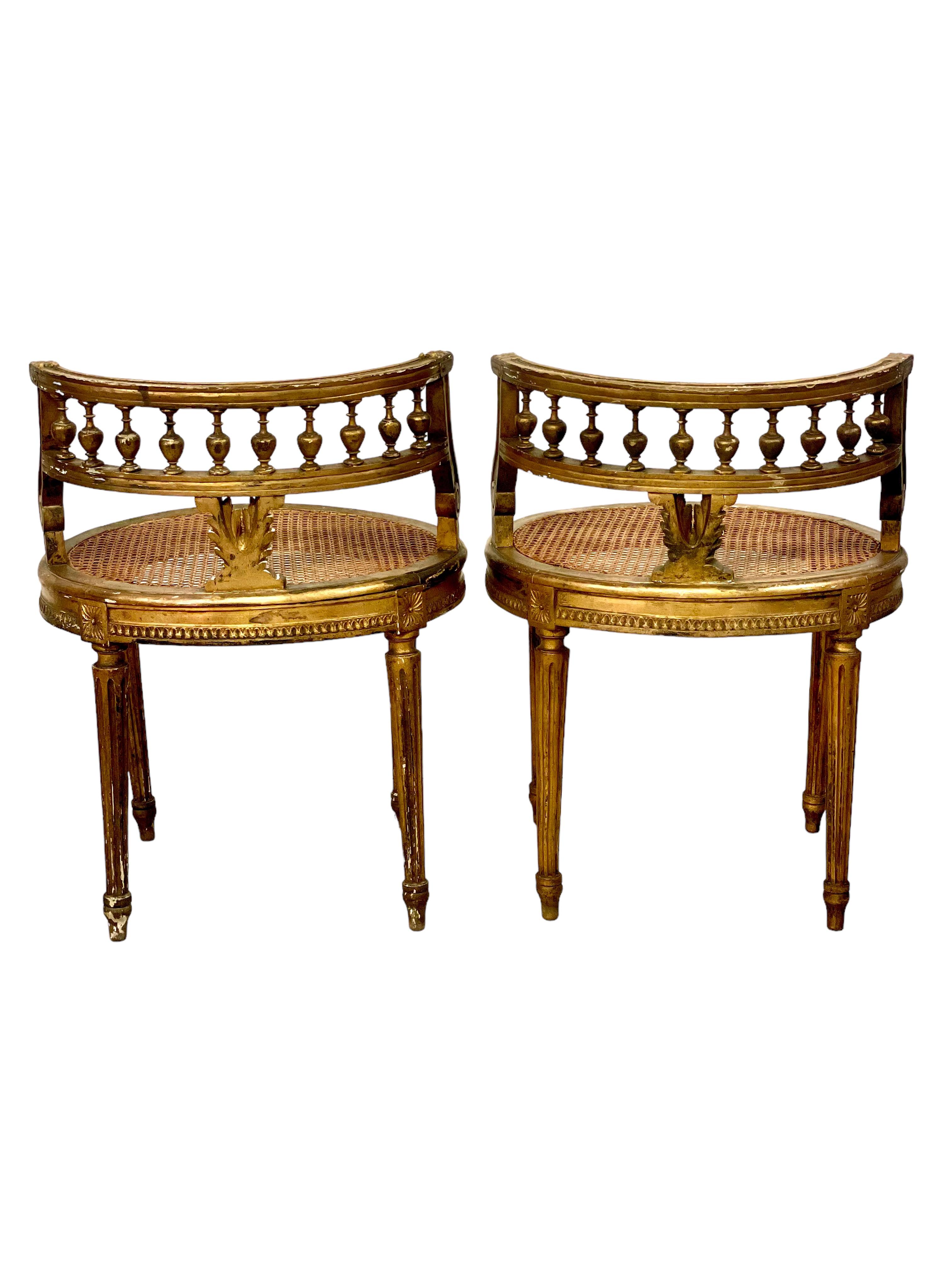 Paar antike französische Louis-XVI-Stühle mit vergoldetem Rohrgestell  im Angebot 1