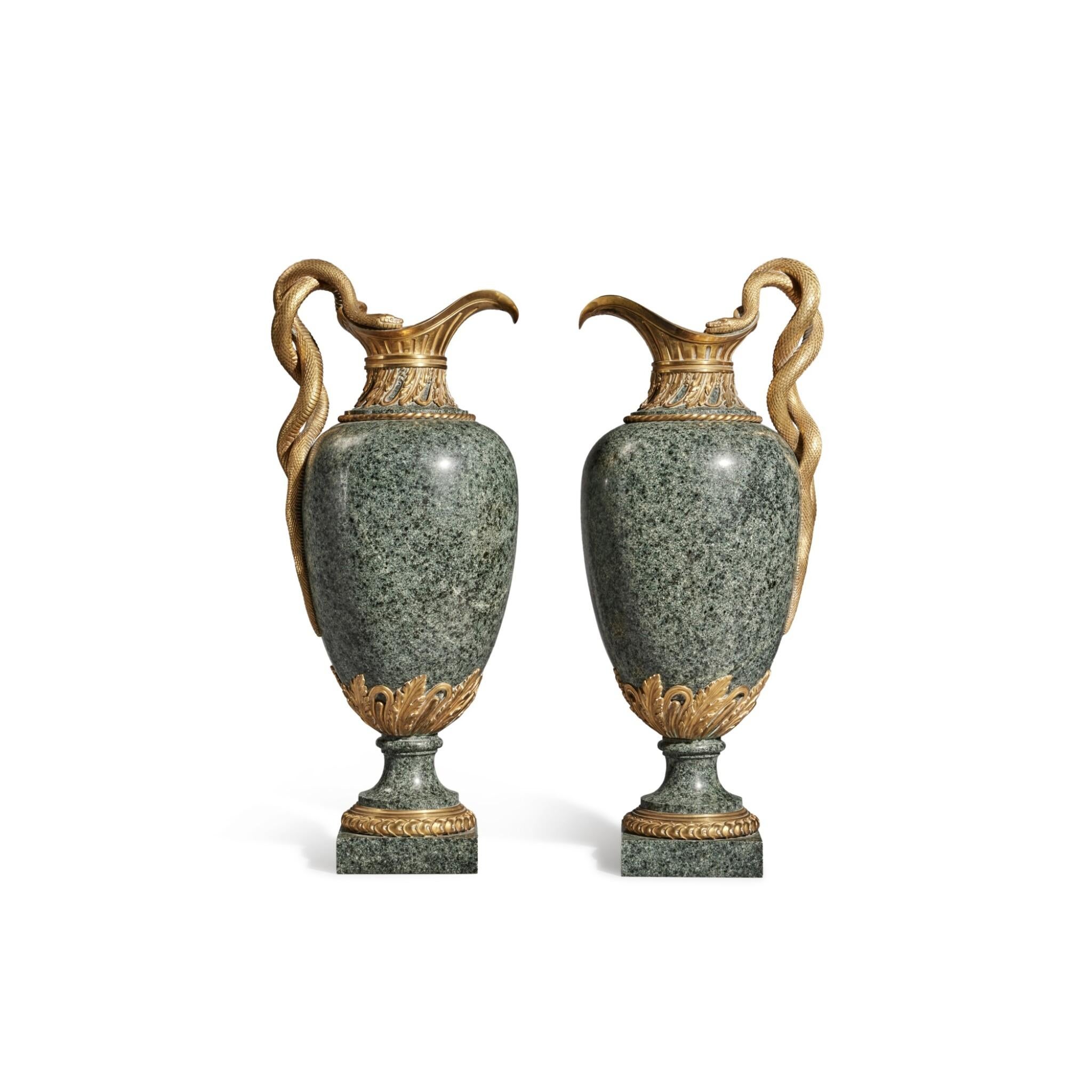 Coppia di cappe in bronzo dorato e granito in stile Luigi XVI di Henry Dasson in vendita 4
