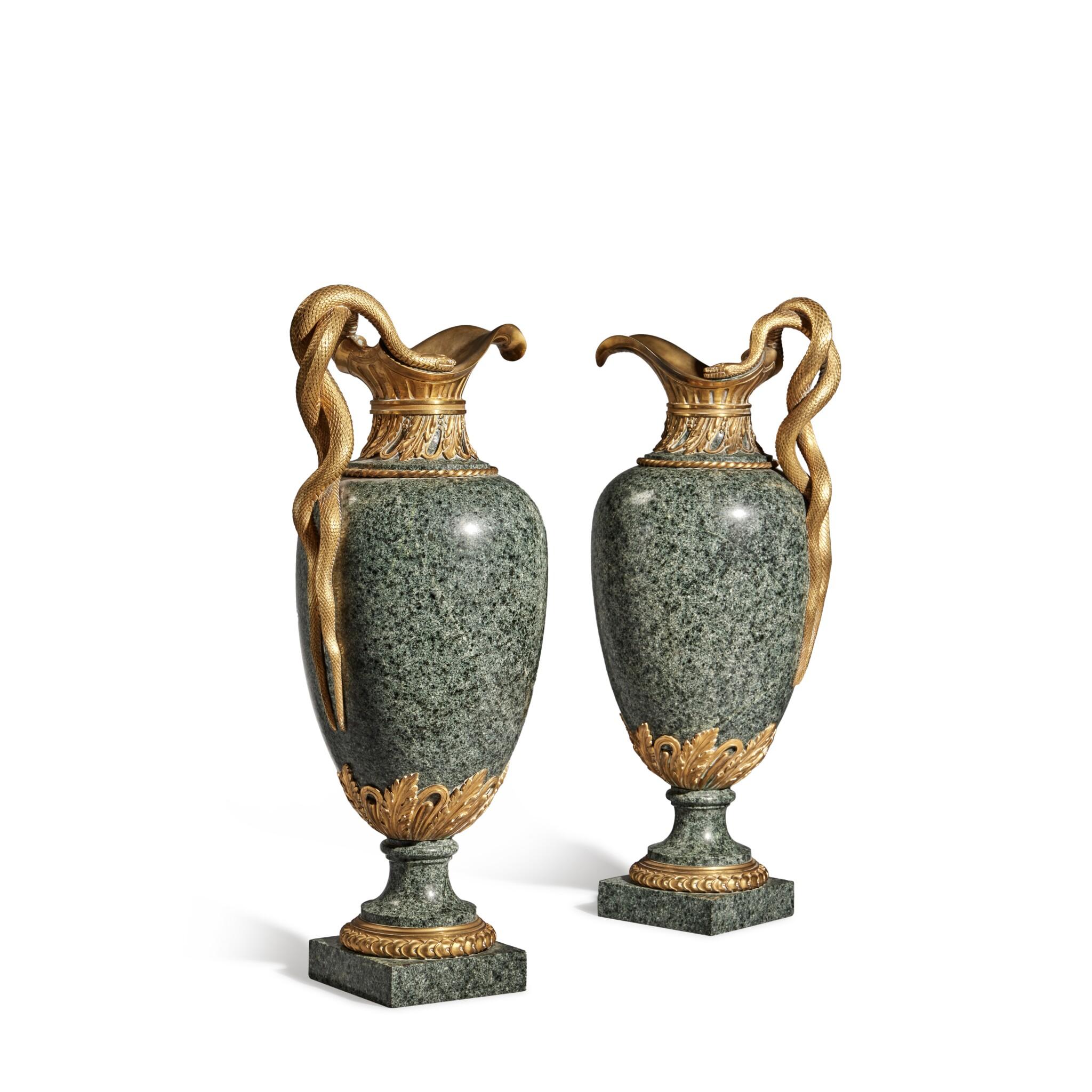 Una squisita coppia di feritoie in granito montate in bronzo dorato in stile Luigi XVI, create dallo stimato ébéniste francese Henry Dasson (1825-1896), con il timbro 