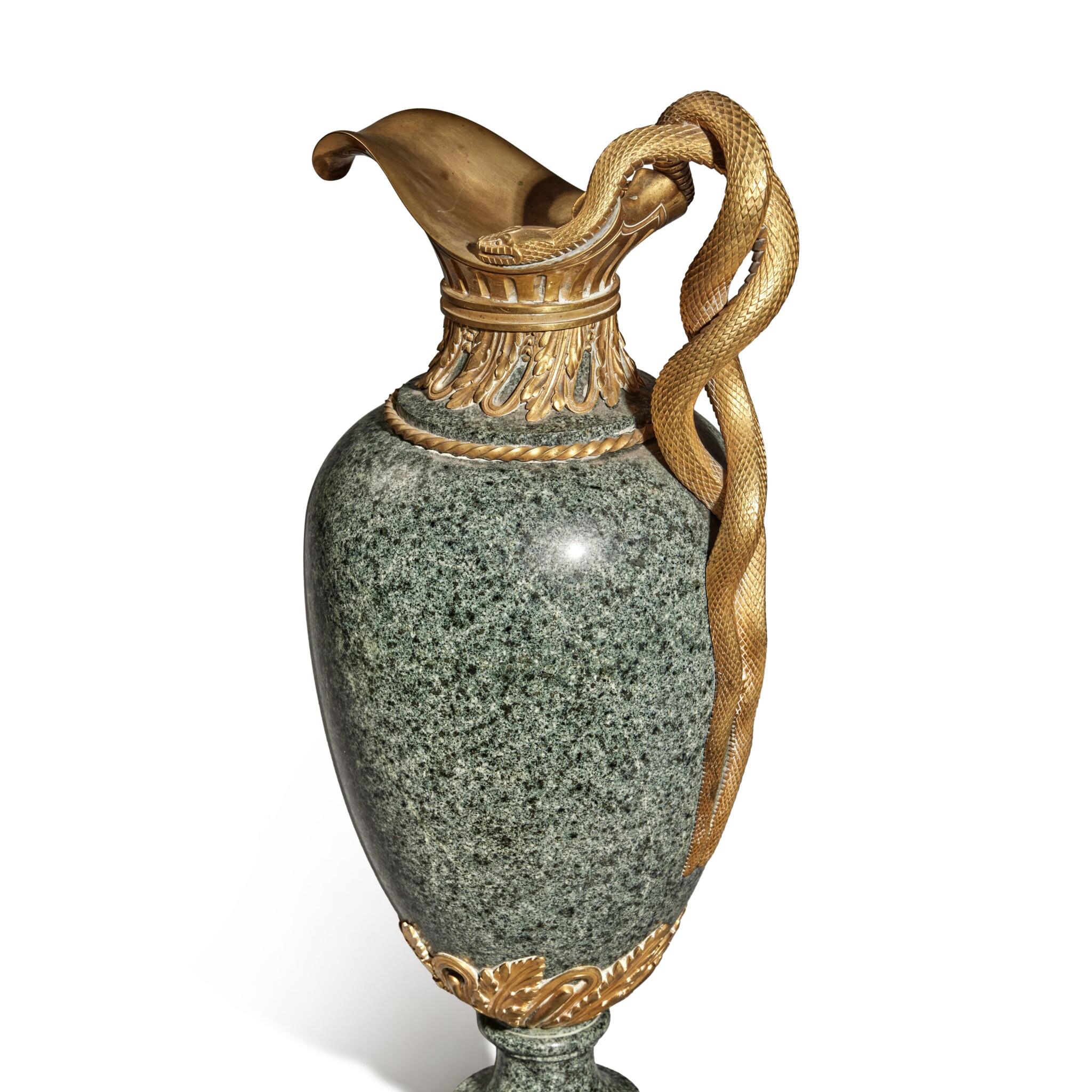 Coppia di cappe in bronzo dorato e granito in stile Luigi XVI di Henry Dasson In condizioni buone in vendita a Miami, US