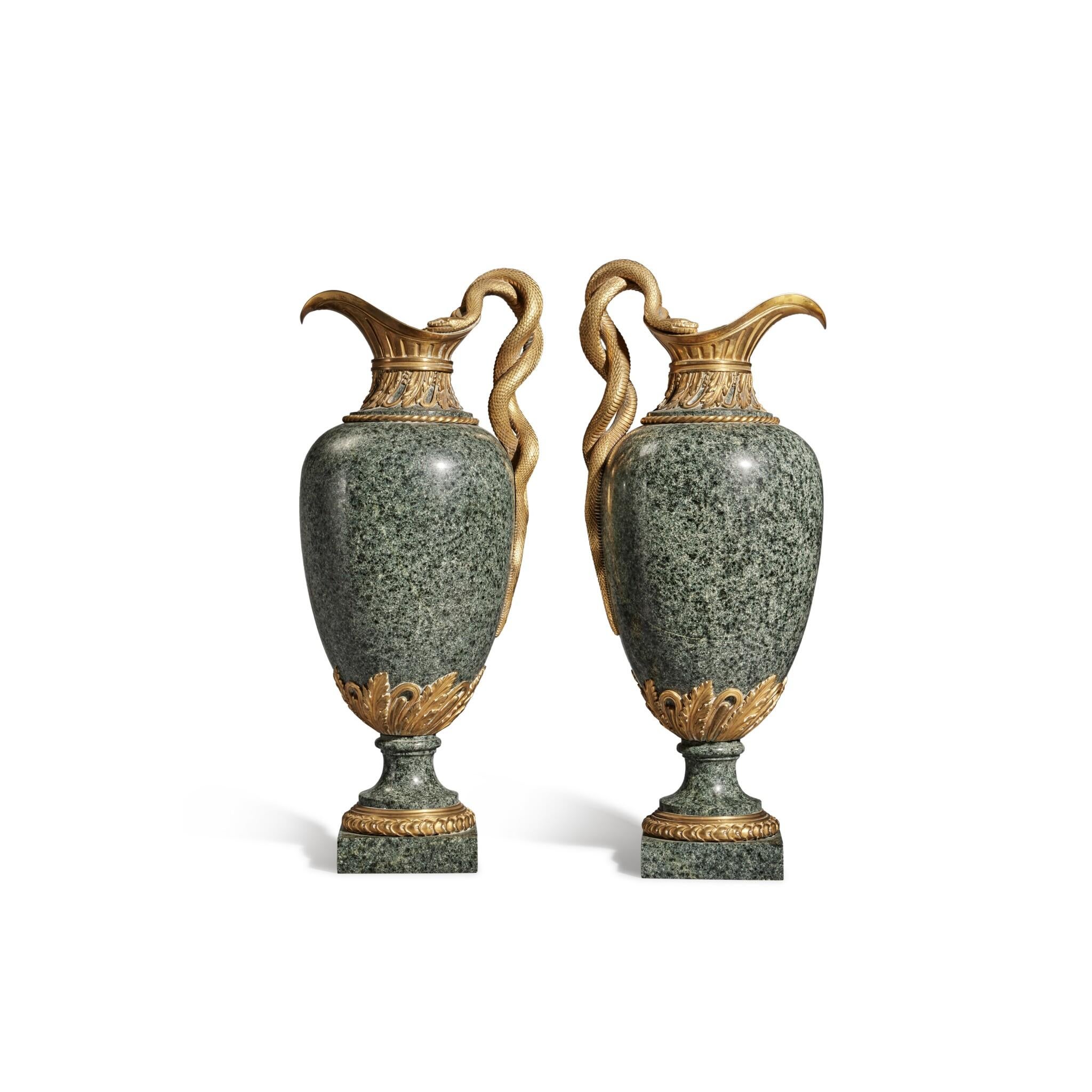 Bronzo Coppia di cappe in bronzo dorato e granito in stile Luigi XVI di Henry Dasson in vendita