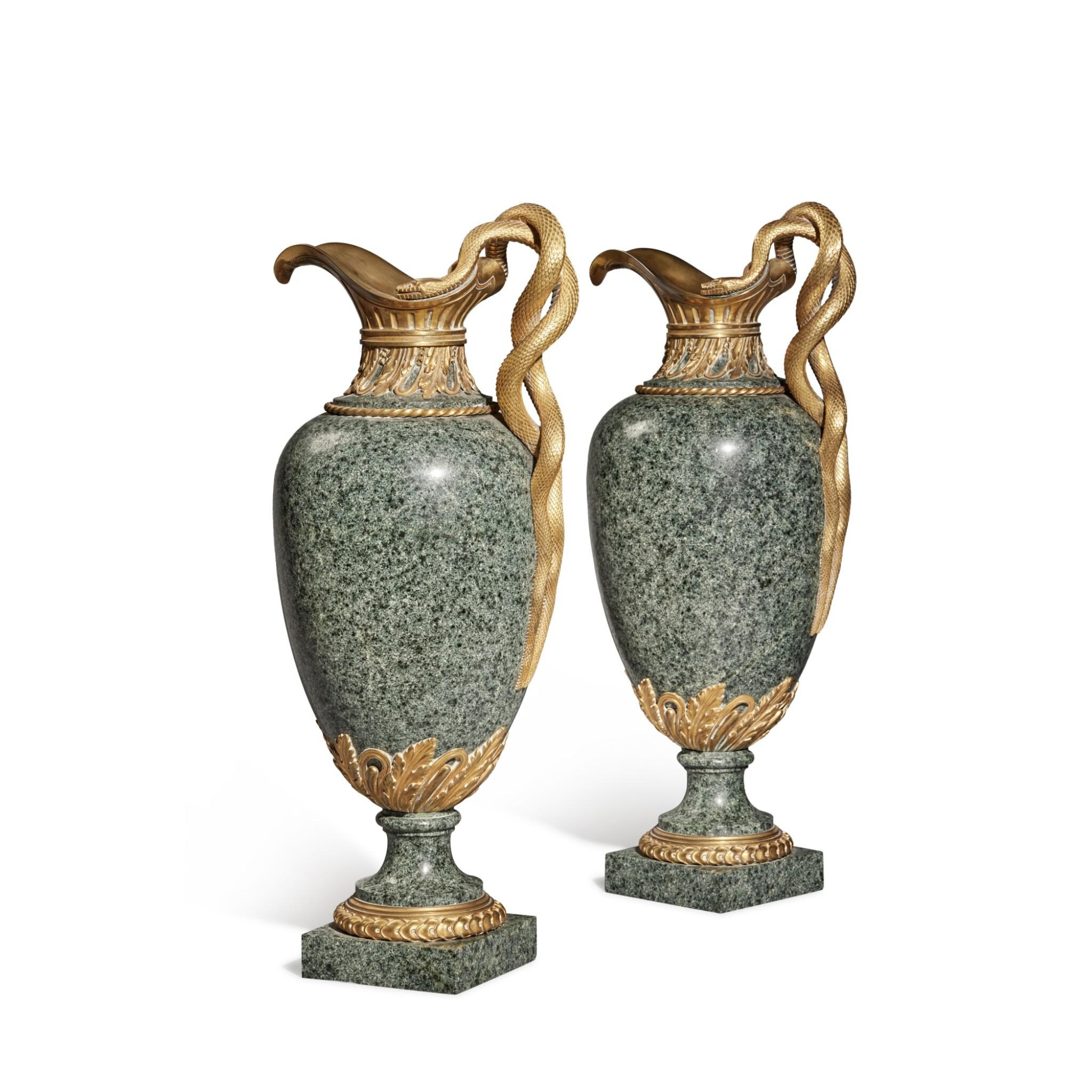 Coppia di cappe in bronzo dorato e granito in stile Luigi XVI di Henry Dasson in vendita 1