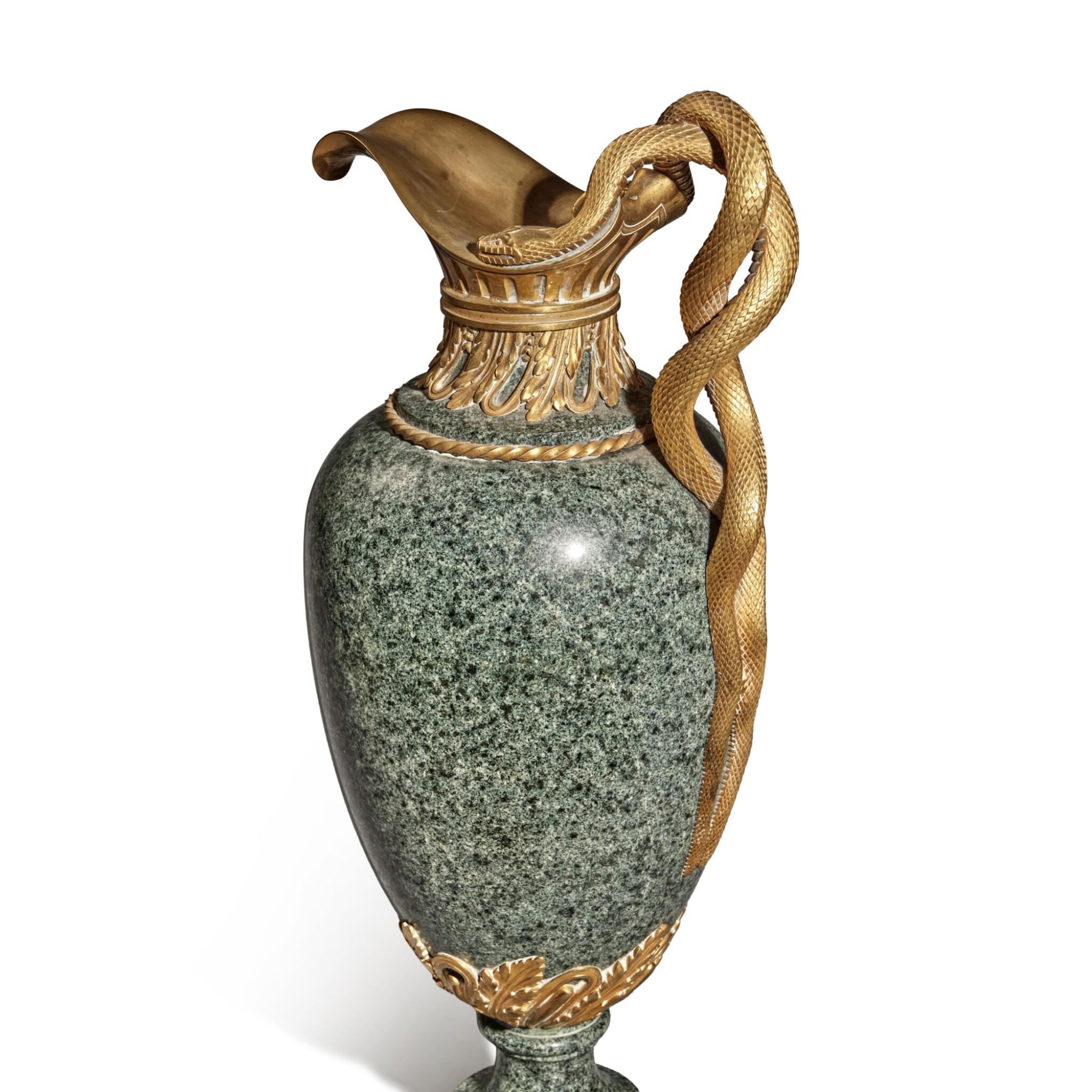 Coppia di cappe in bronzo dorato e granito in stile Luigi XVI di Henry Dasson in vendita 3