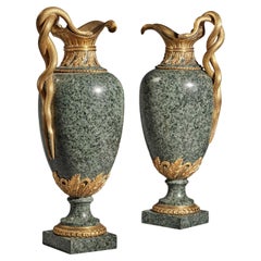 Paar Würfel aus vergoldeter Bronze und Granit im Louis-XVI.-Stil von Henry Dasson
