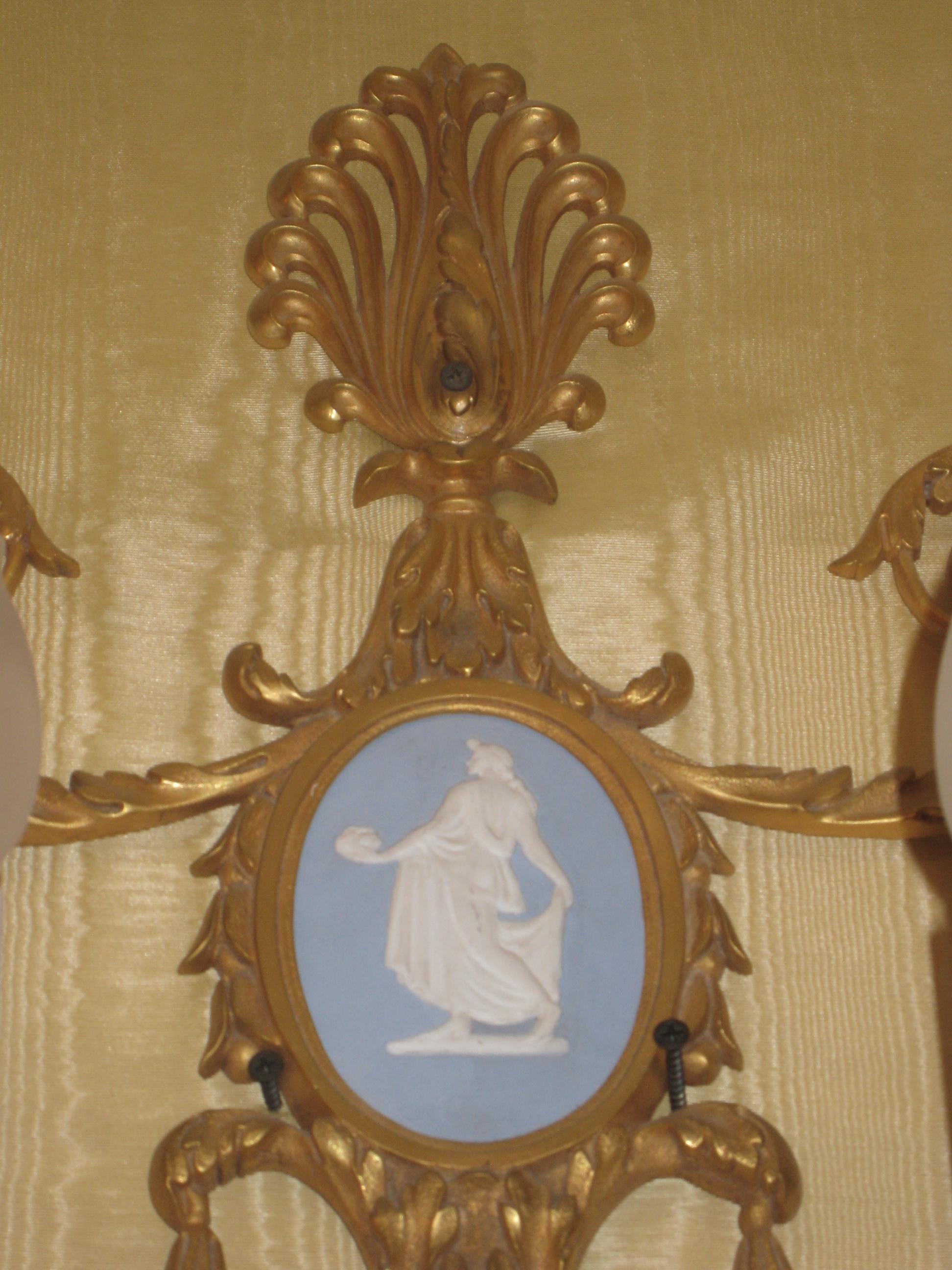 Paar Wandleuchten aus vergoldeter Bronze und Jaspis im Louis-XVI-Stil mit fünf Lichtern (Vergoldet) im Angebot
