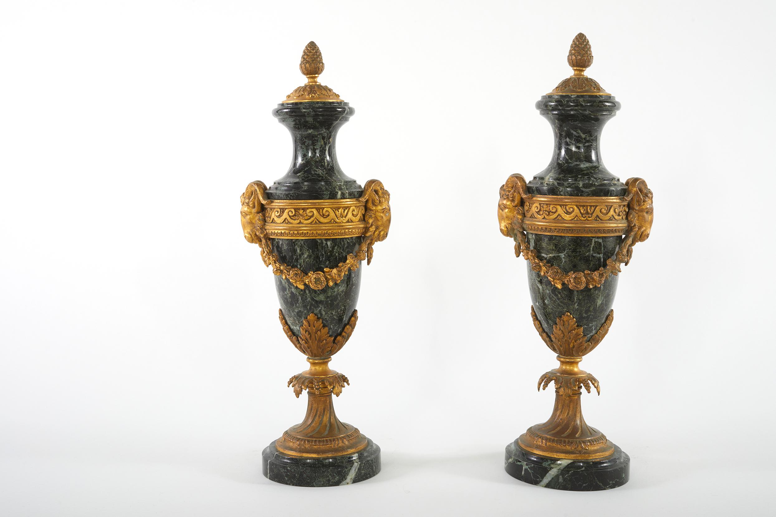 Paar Cassolettes aus vergoldeter Bronze und Marmor im Louis-XVI.-Stil im Angebot 3