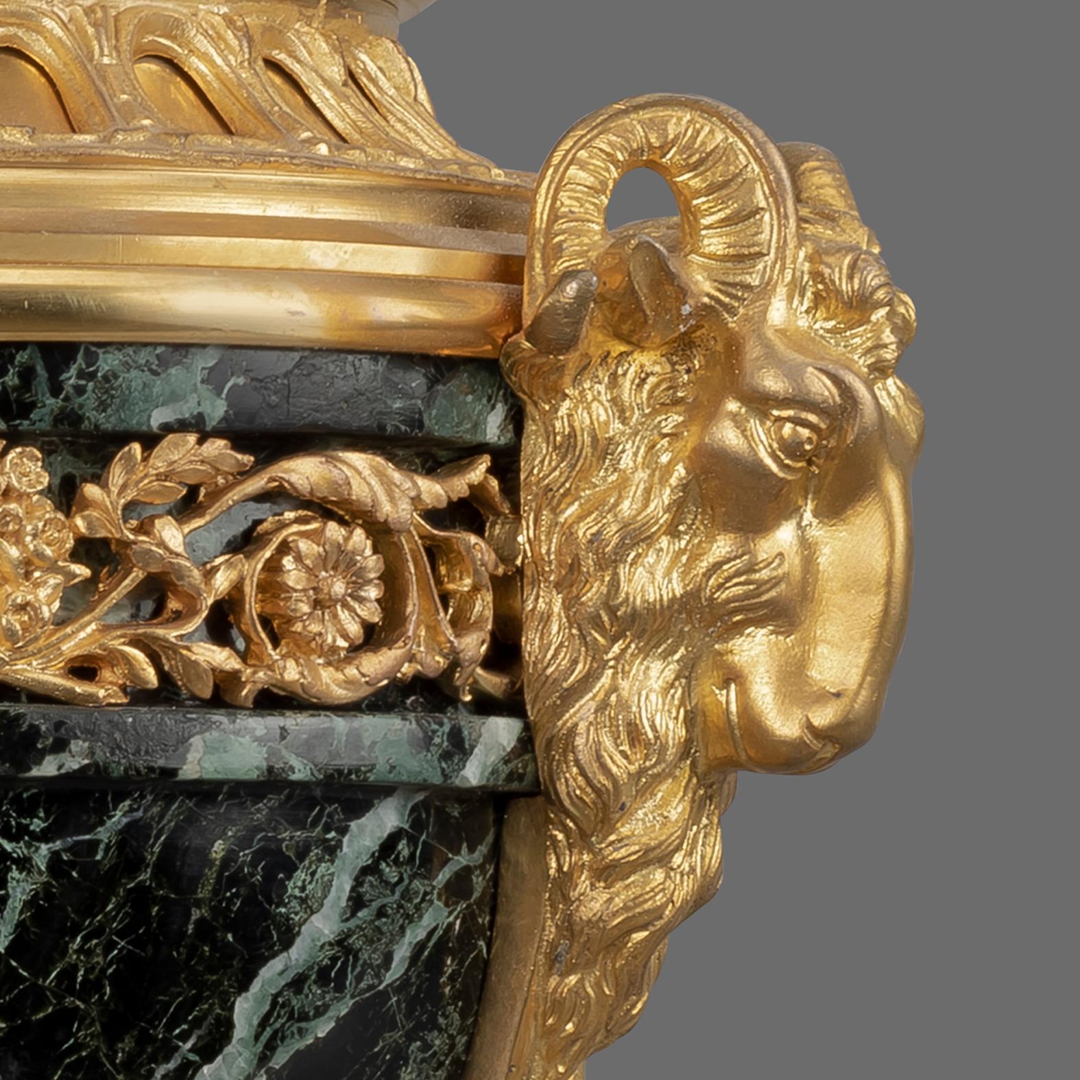 Francese Coppia di cassolette in bronzo dorato e marmo in stile Luigi XVI in vendita