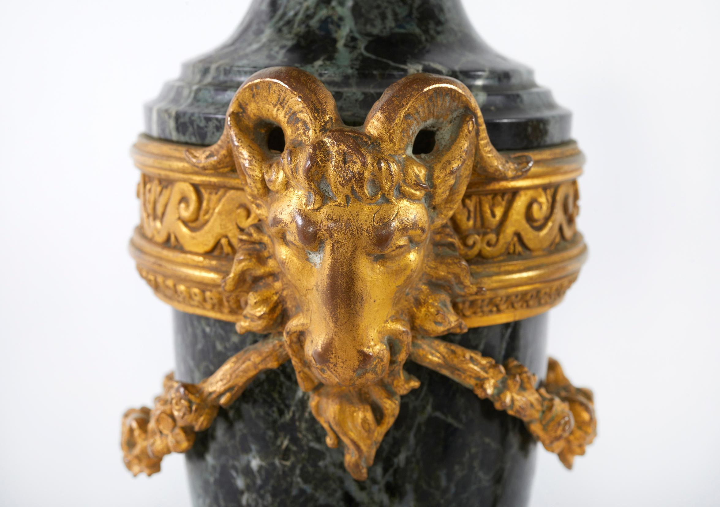 Paar Cassolettes aus vergoldeter Bronze und Marmor im Louis-XVI.-Stil (Louis XVI.) im Angebot