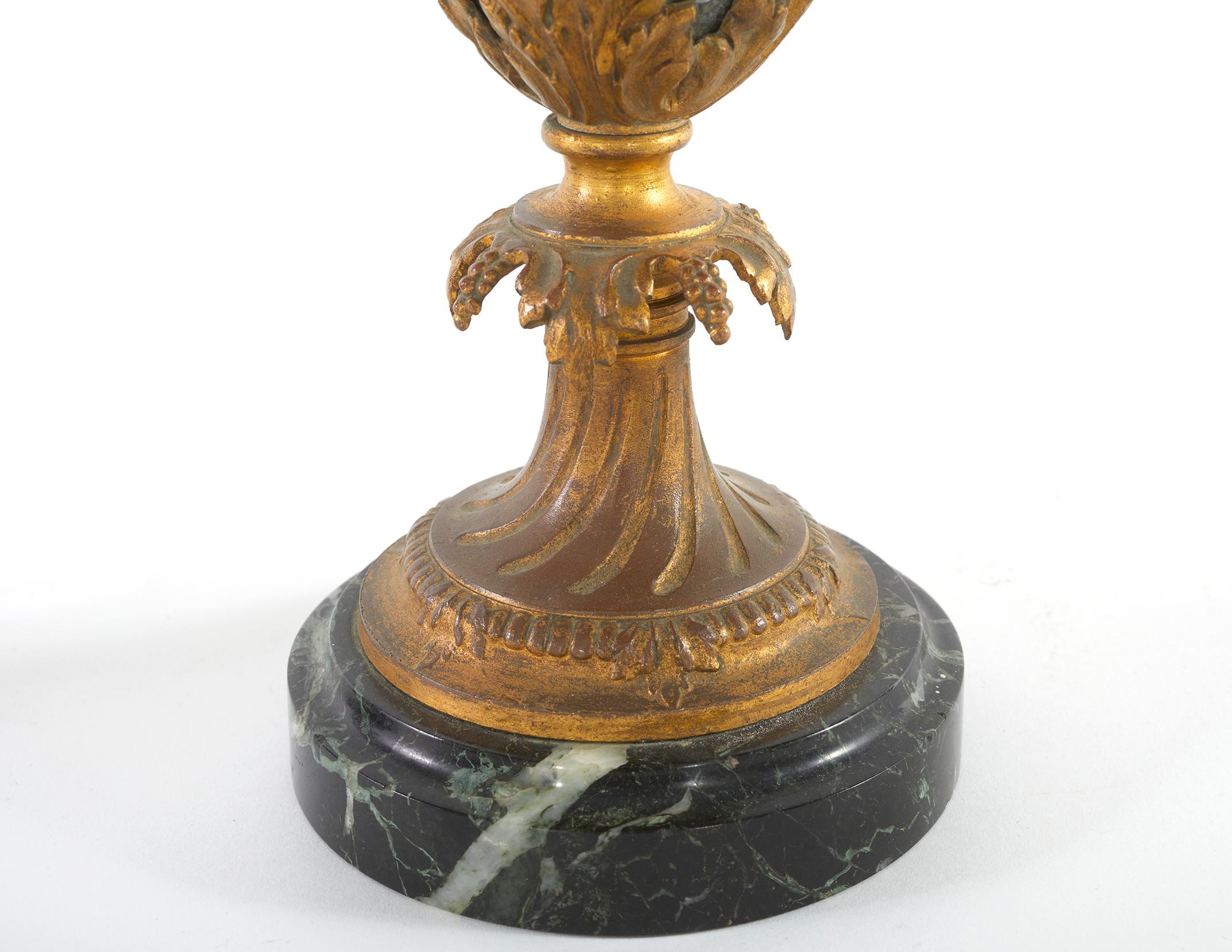 Paar Cassolettes aus vergoldeter Bronze und Marmor im Louis-XVI.-Stil (Französisch) im Angebot