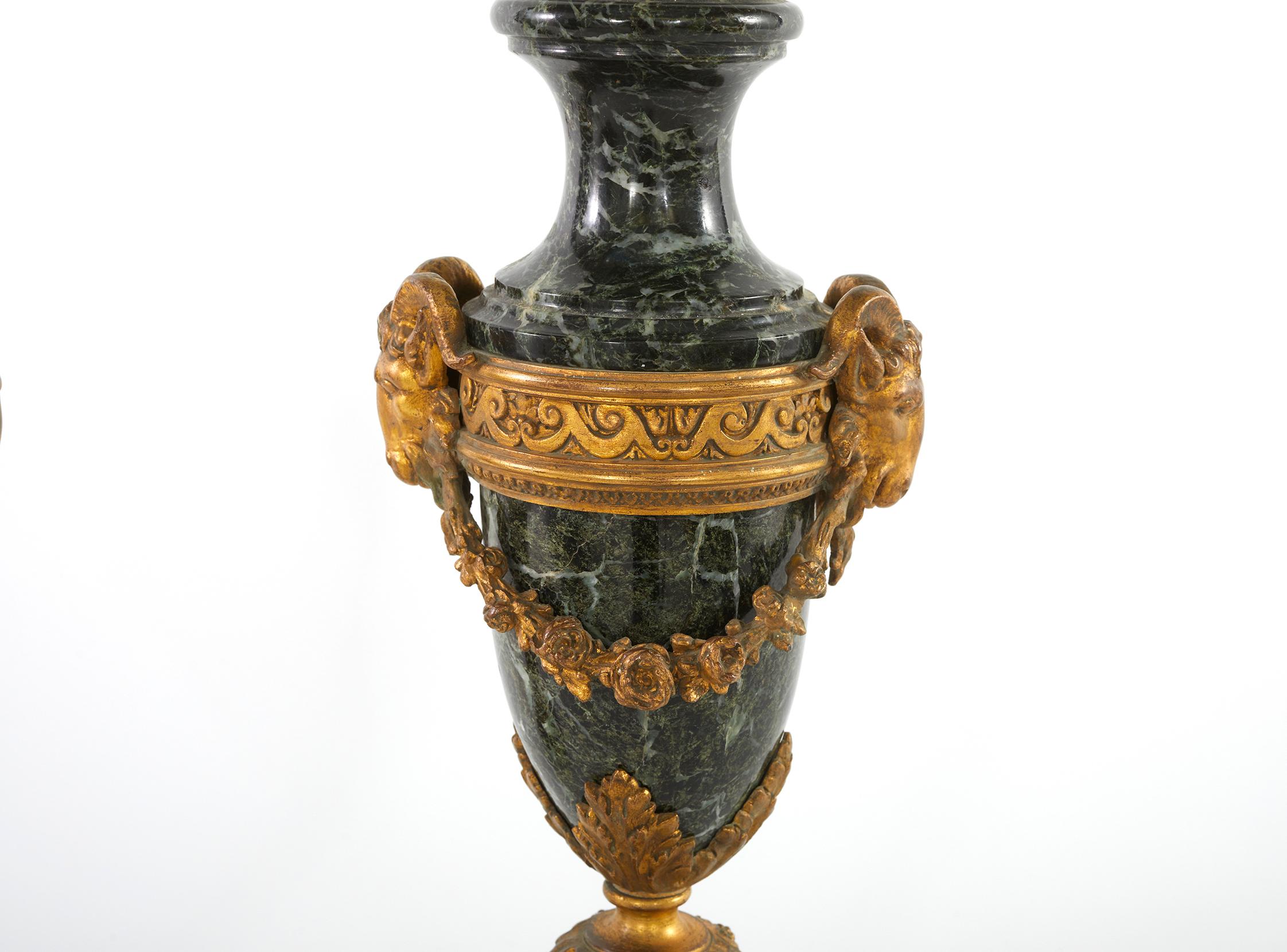 Paar Cassolettes aus vergoldeter Bronze und Marmor im Louis-XVI.-Stil (Handgefertigt) im Angebot