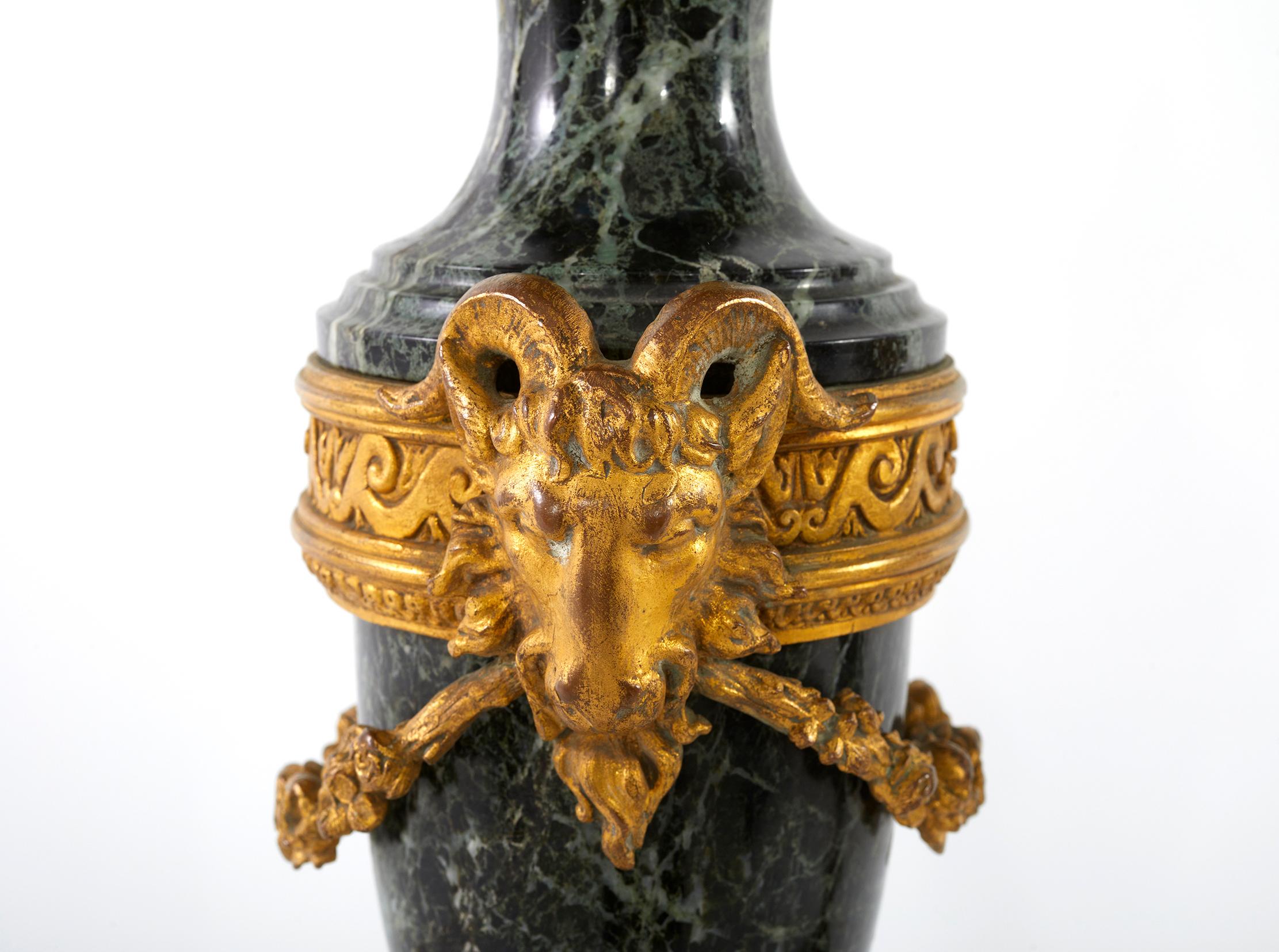 Paar Cassolettes aus vergoldeter Bronze und Marmor im Louis-XVI.-Stil (19. Jahrhundert) im Angebot