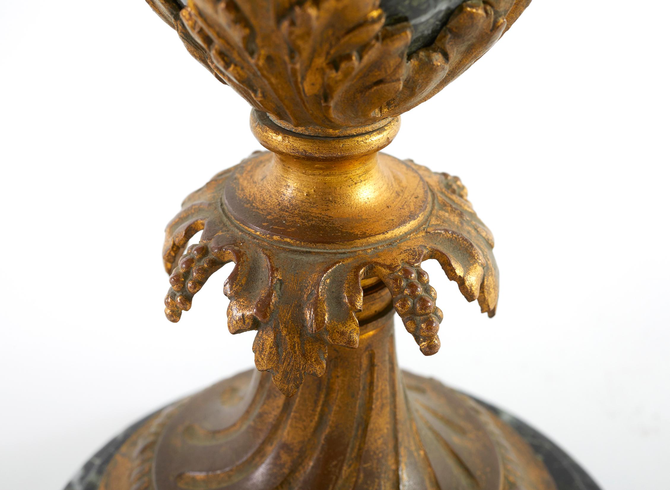 Paar Cassolettes aus vergoldeter Bronze und Marmor im Louis-XVI.-Stil im Angebot 2