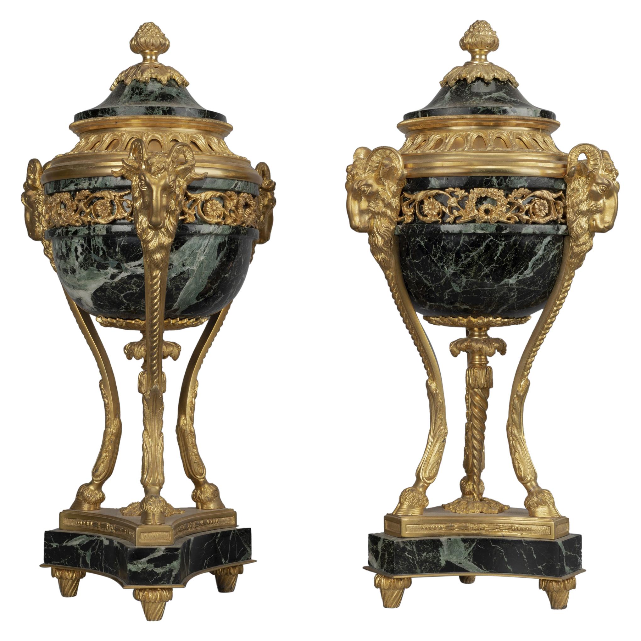 Coppia di cassolette in bronzo dorato e marmo in stile Luigi XVI
