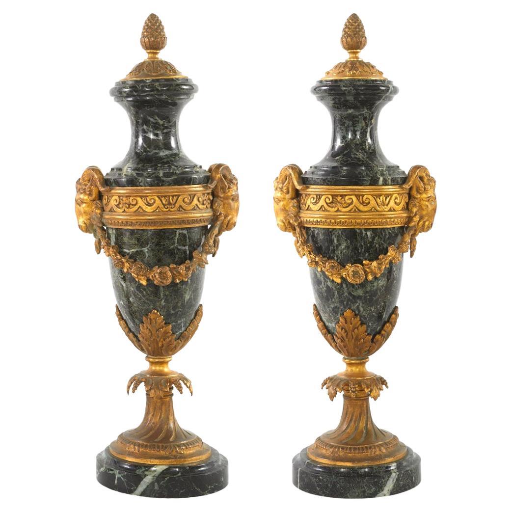 Paar Cassolettes aus vergoldeter Bronze und Marmor im Louis-XVI.-Stil