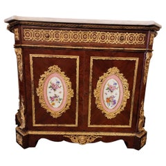 Coppia di armadi in bronzo dorato in stile Luigi XVI