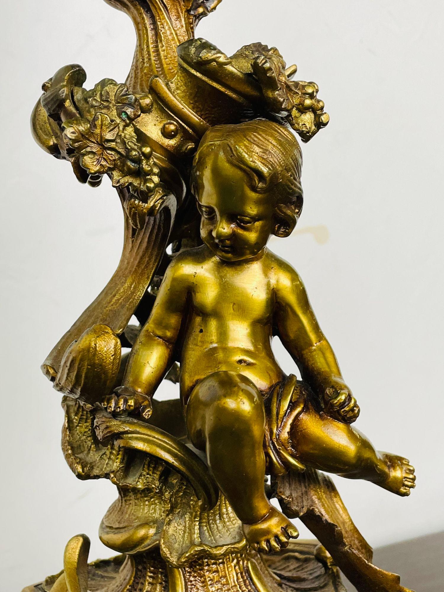 Paire de candélabres en bronze doré de style Louis XVI, forme Florentine avec chérubin en vente 4