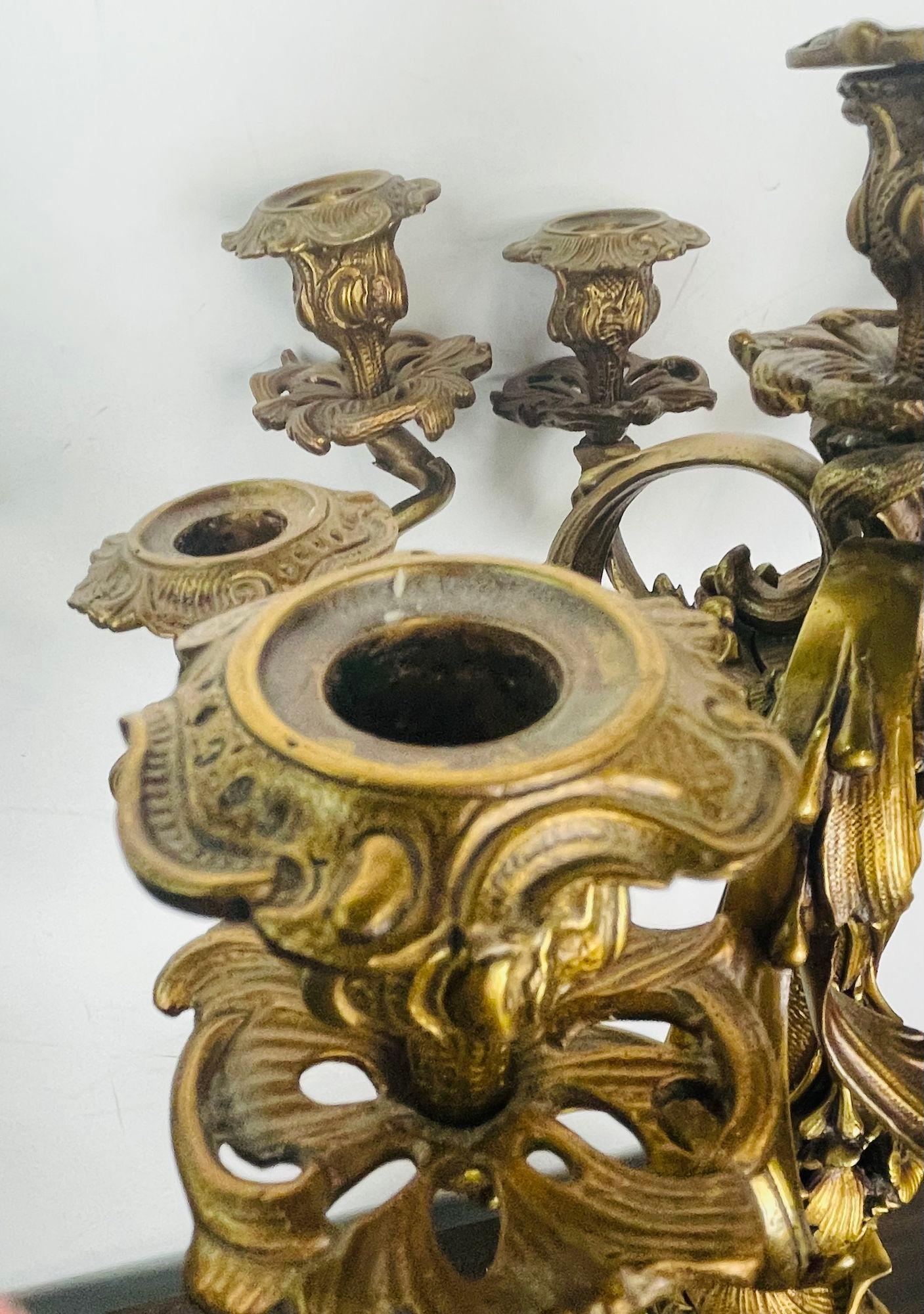 Paire de candélabres en bronze doré de style Louis XVI, forme Florentine avec chérubin en vente 5