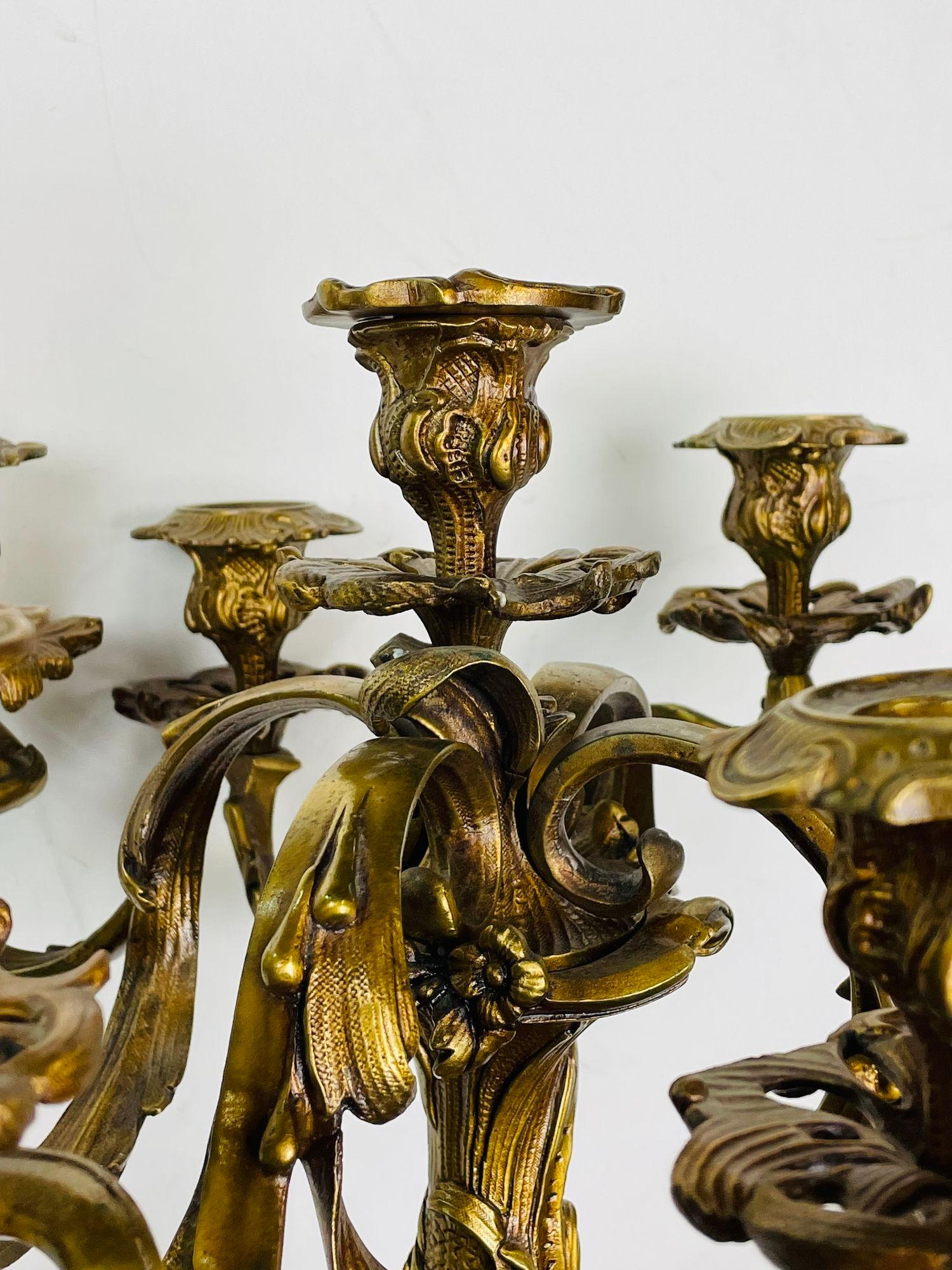 Paire de candélabres en bronze doré de style Louis XVI, forme Florentine avec chérubin en vente 6