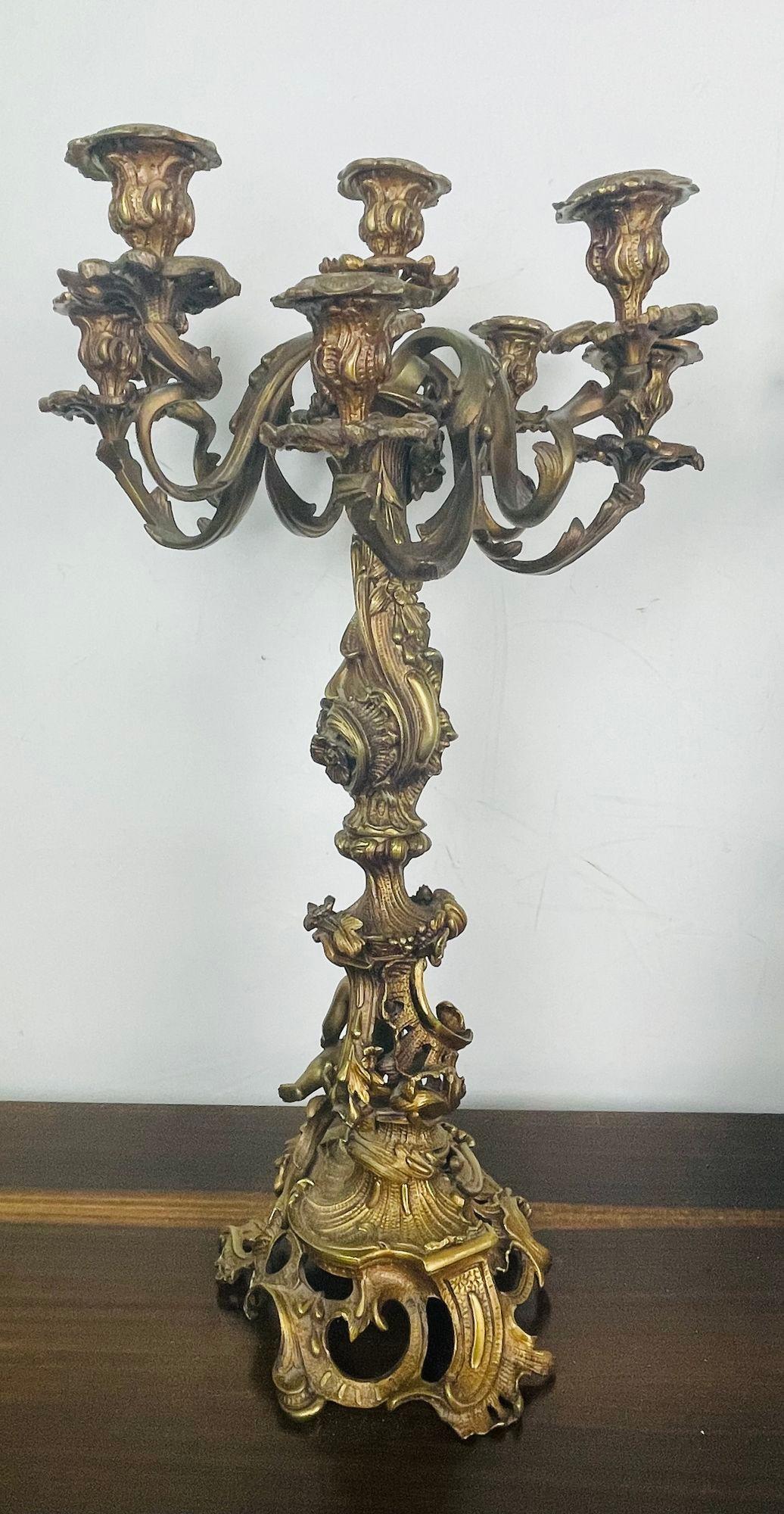 Français Paire de candélabres en bronze doré de style Louis XVI, forme Florentine avec chérubin en vente
