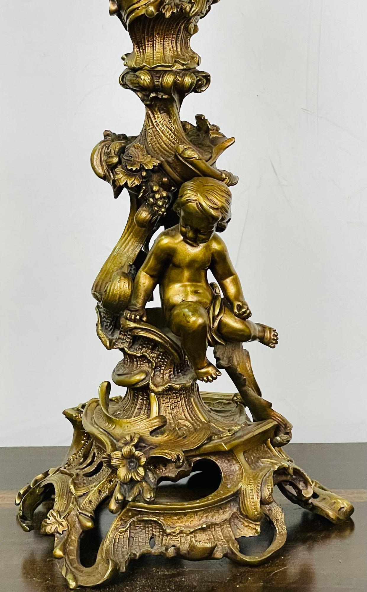 20ième siècle Paire de candélabres en bronze doré de style Louis XVI, forme Florentine avec chérubin en vente