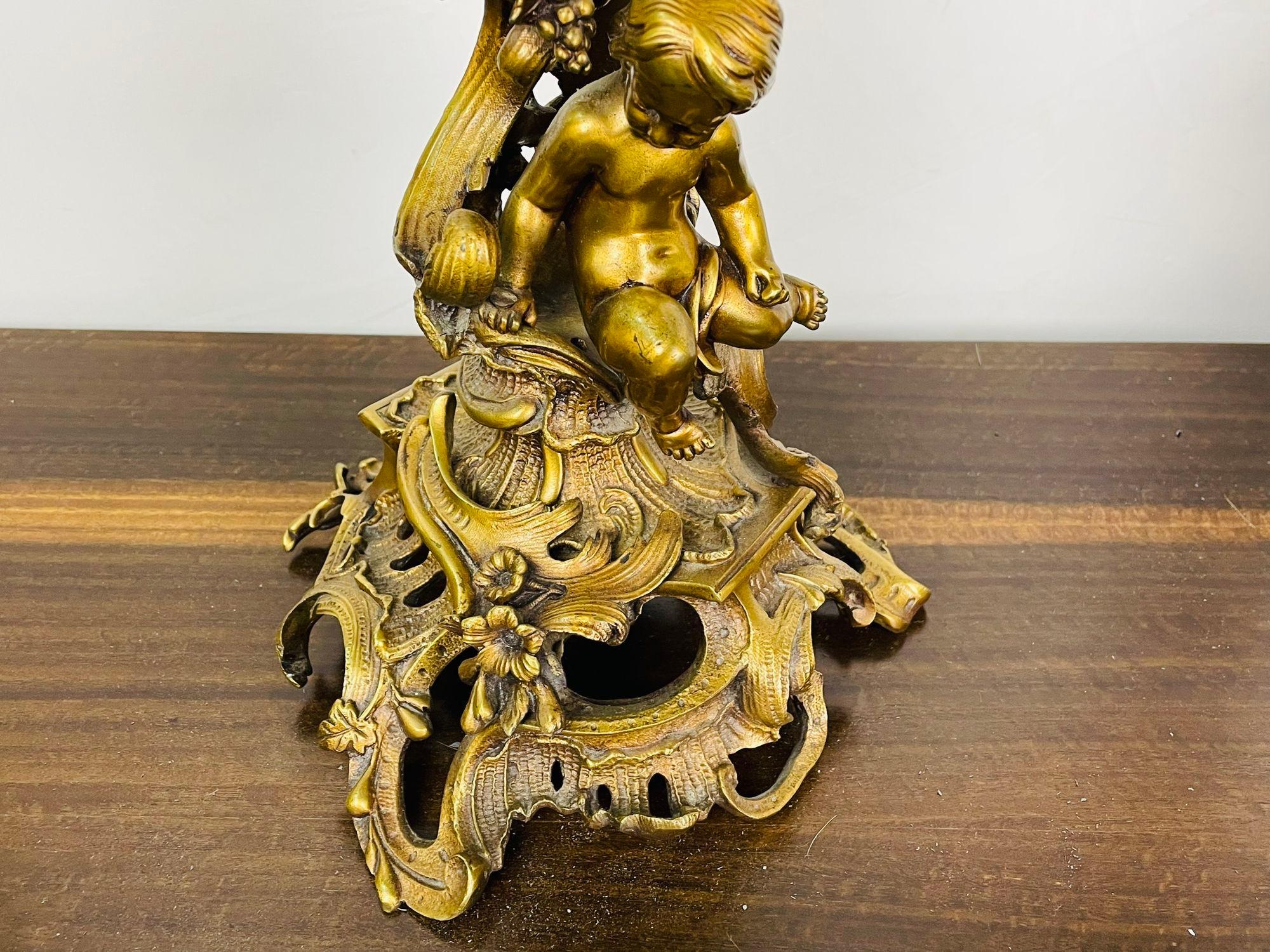 Bronze Paire de candélabres en bronze doré de style Louis XVI, forme Florentine avec chérubin en vente