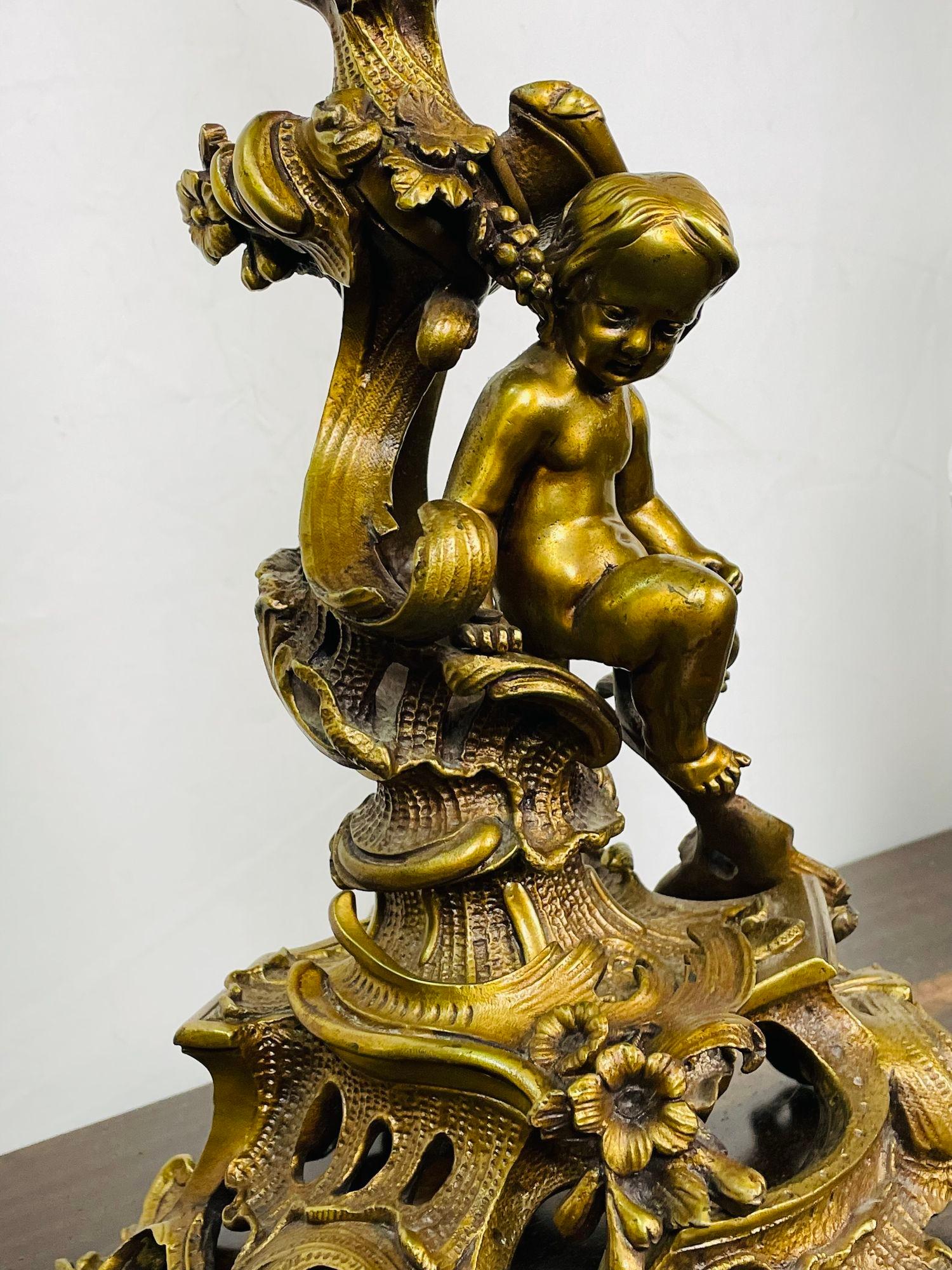 Paire de candélabres en bronze doré de style Louis XVI, forme Florentine avec chérubin en vente 1