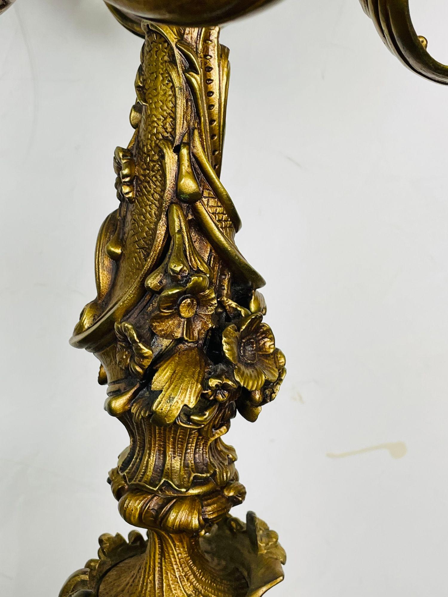 Paire de candélabres en bronze doré de style Louis XVI, forme Florentine avec chérubin en vente 3