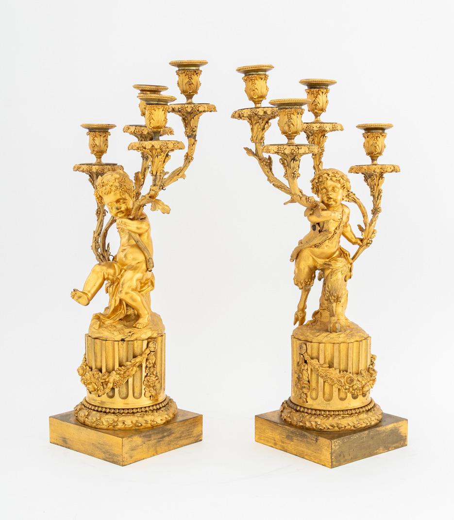 Pareja de candelabros de bronce dorado estilo Luis XVI en venta 3