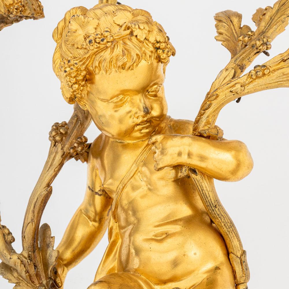 Pareja de candelabros de bronce dorado estilo Luis XVI Neoclásico en venta