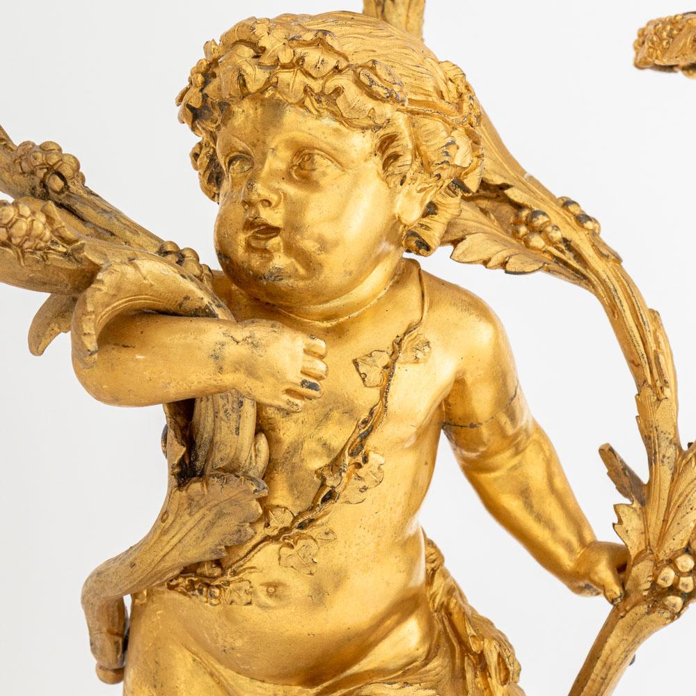 Pareja de candelabros de bronce dorado estilo Luis XVI Francés en venta