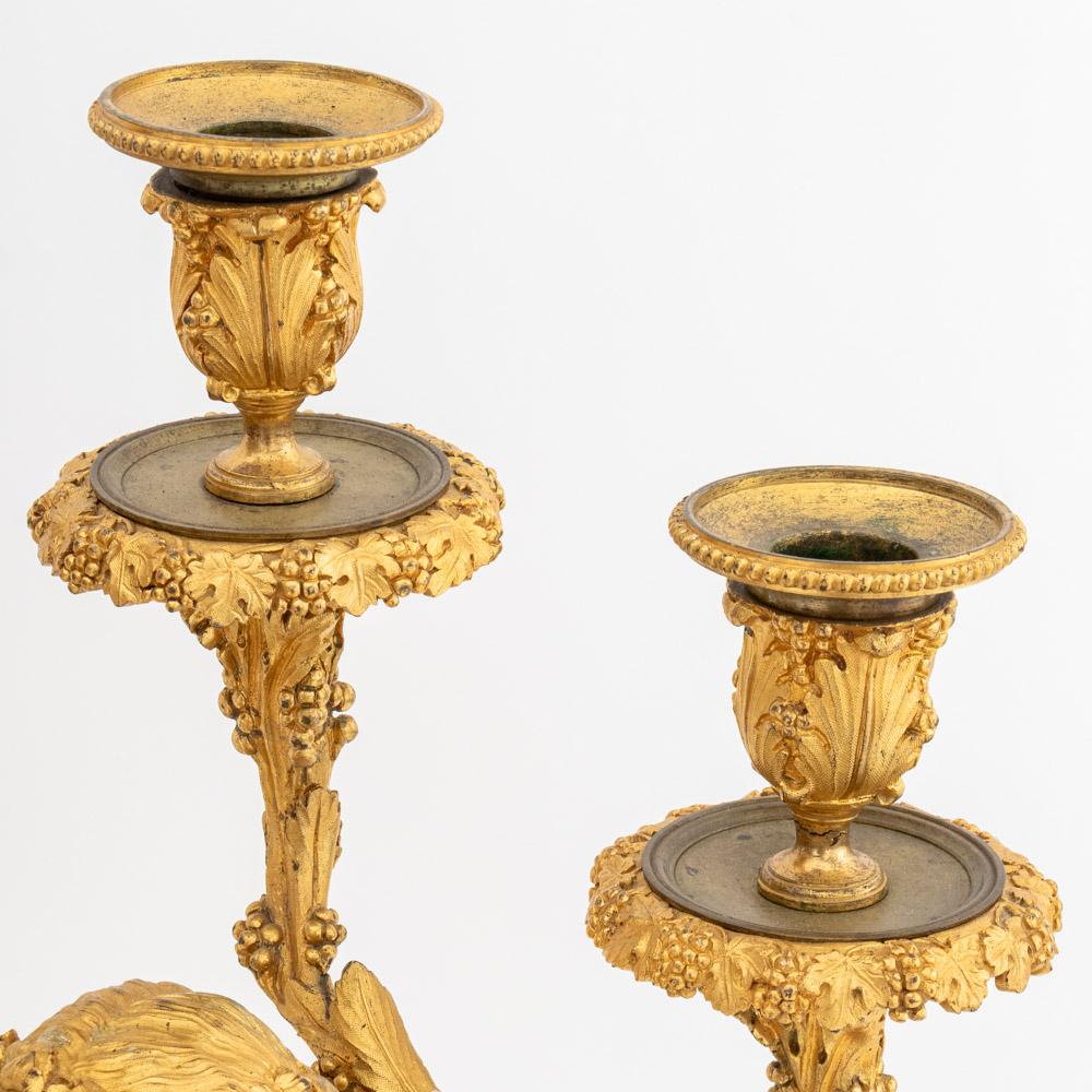 Pareja de candelabros de bronce dorado estilo Luis XVI siglo XIX en venta