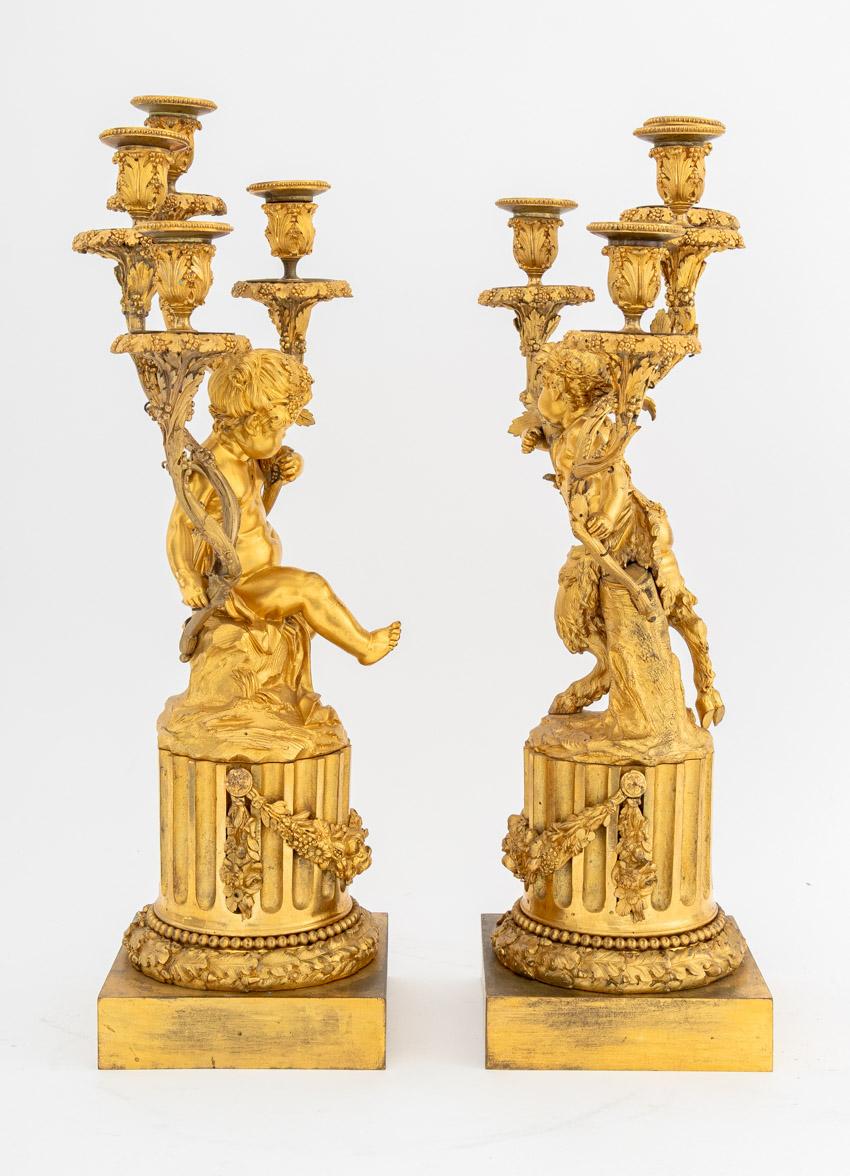 Pareja de candelabros de bronce dorado estilo Luis XVI Ormolú en venta