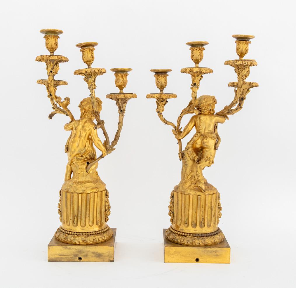 Pareja de candelabros de bronce dorado estilo Luis XVI en venta 2