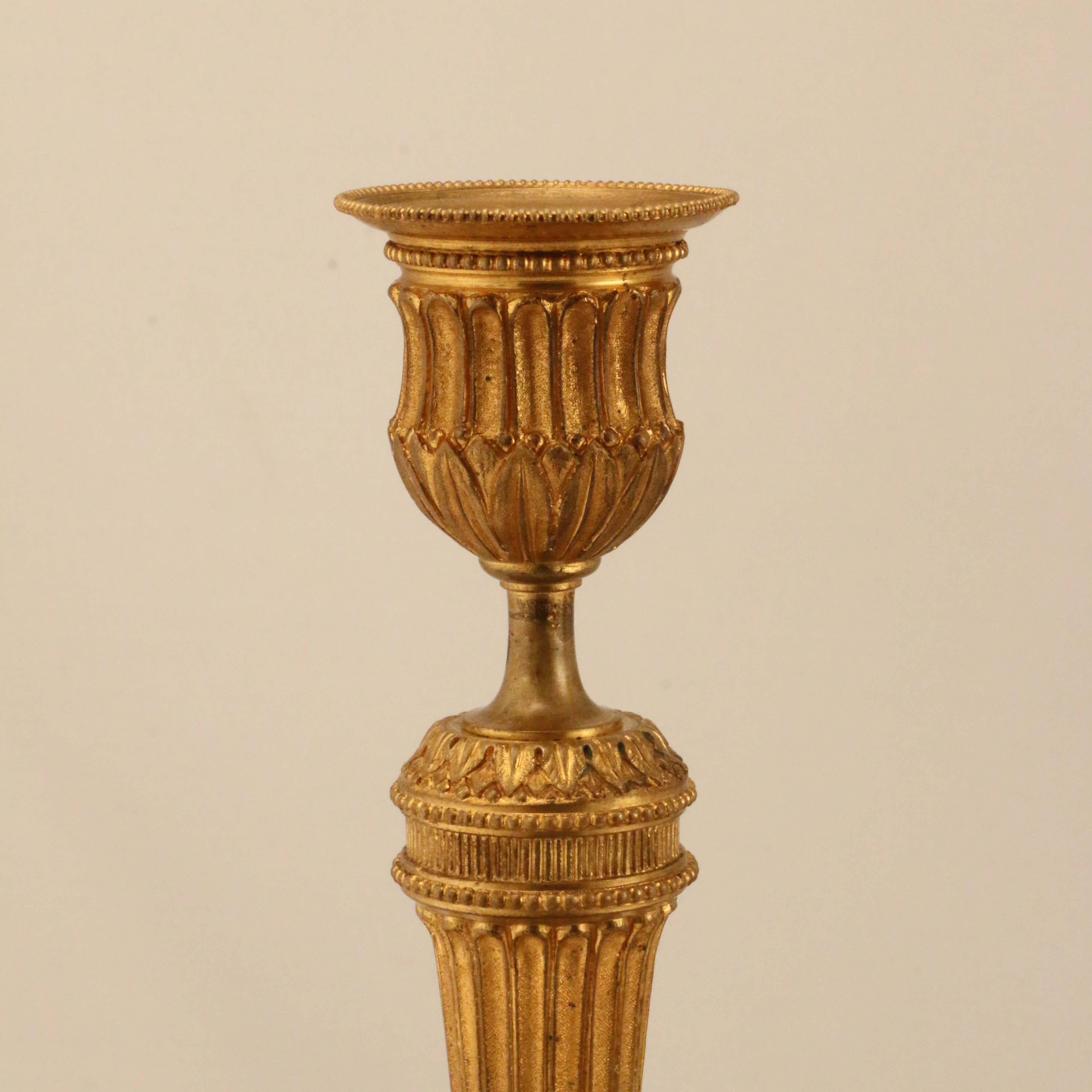 Paar Kerzenständer aus vergoldeter Bronze im Louis-XVI.-Stil (Vergoldet) im Angebot