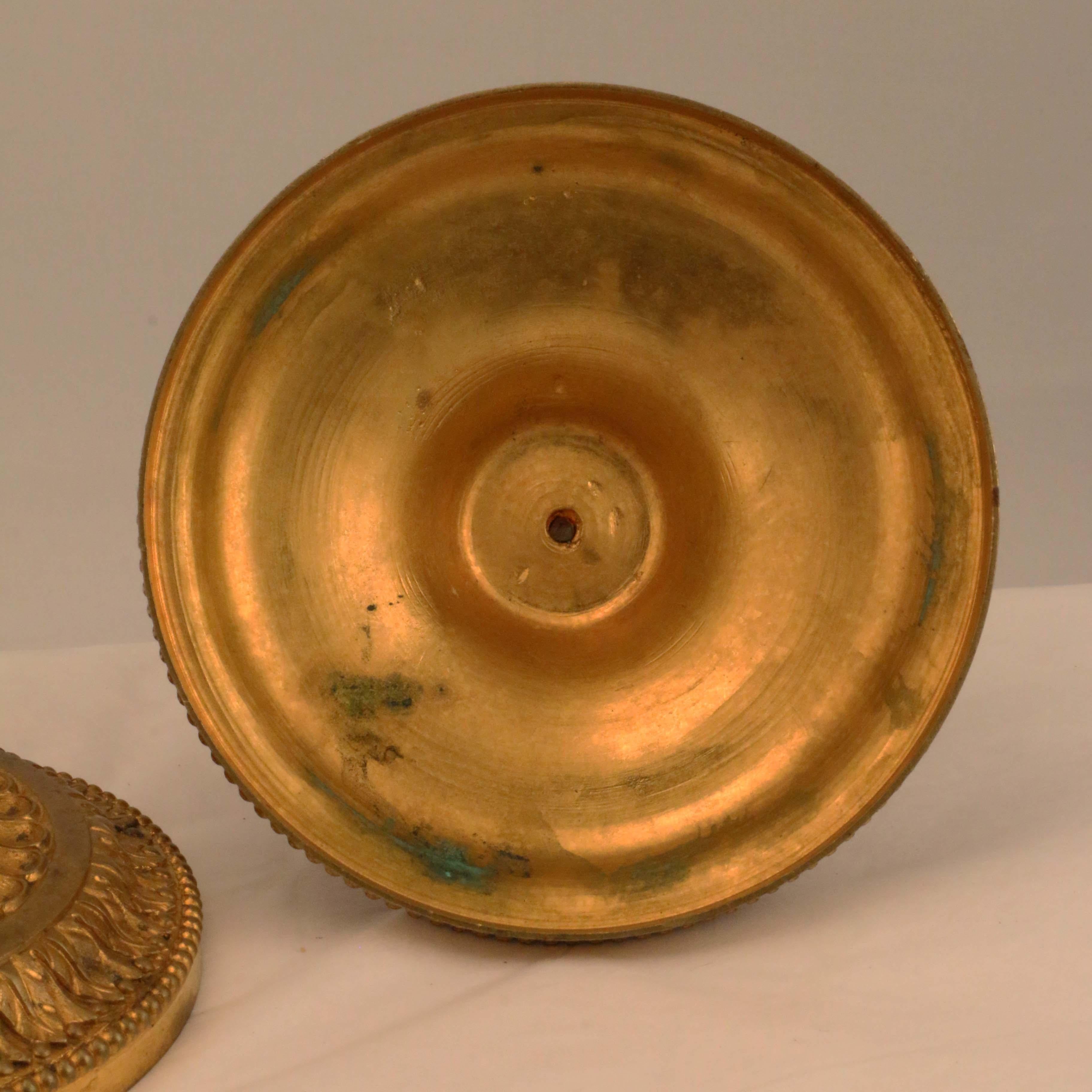 Paar Kerzenständer aus vergoldeter Bronze im Louis-XVI.-Stil im Zustand „Gut“ im Angebot in Montreal, QC