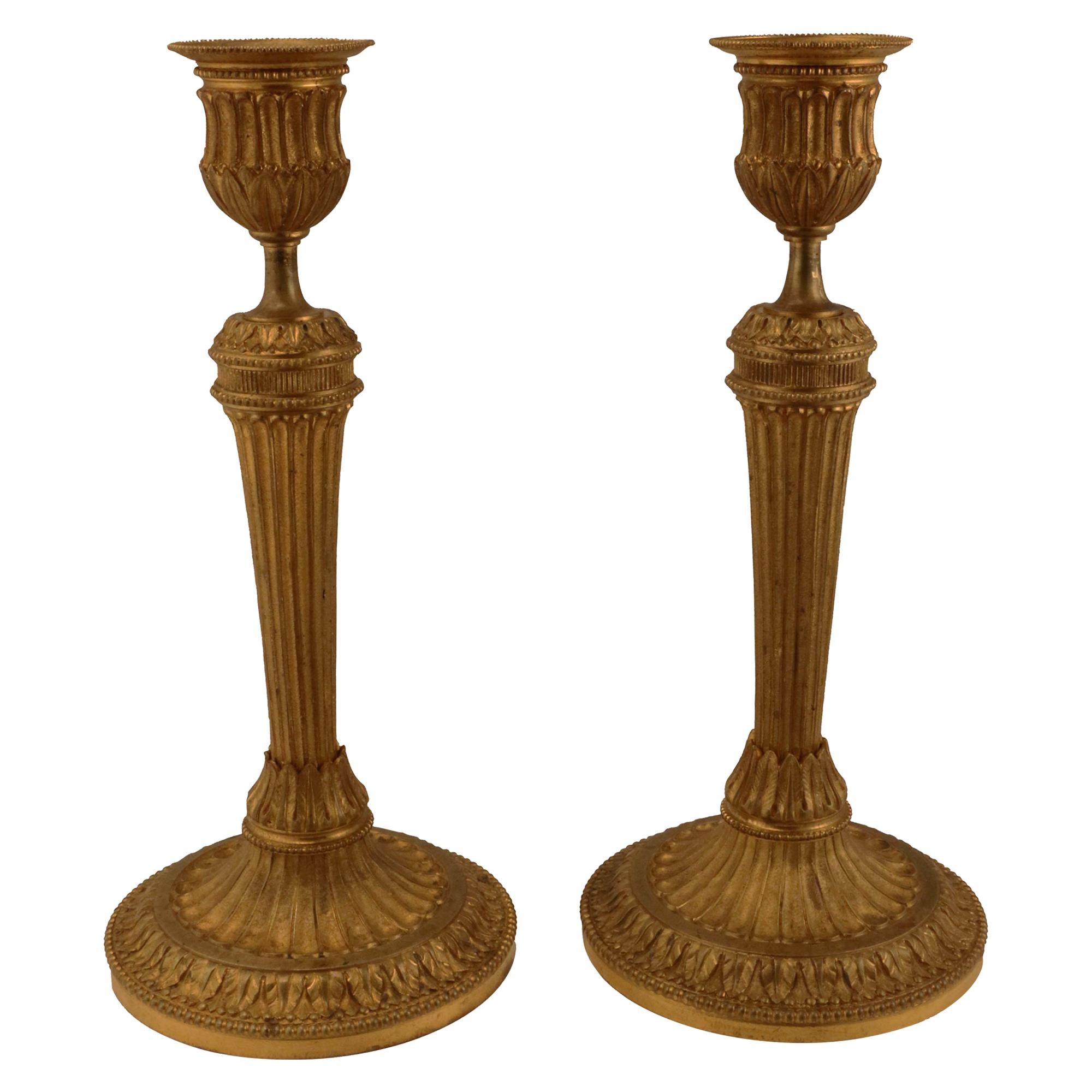 Paar Kerzenständer aus vergoldeter Bronze im Louis-XVI.-Stil