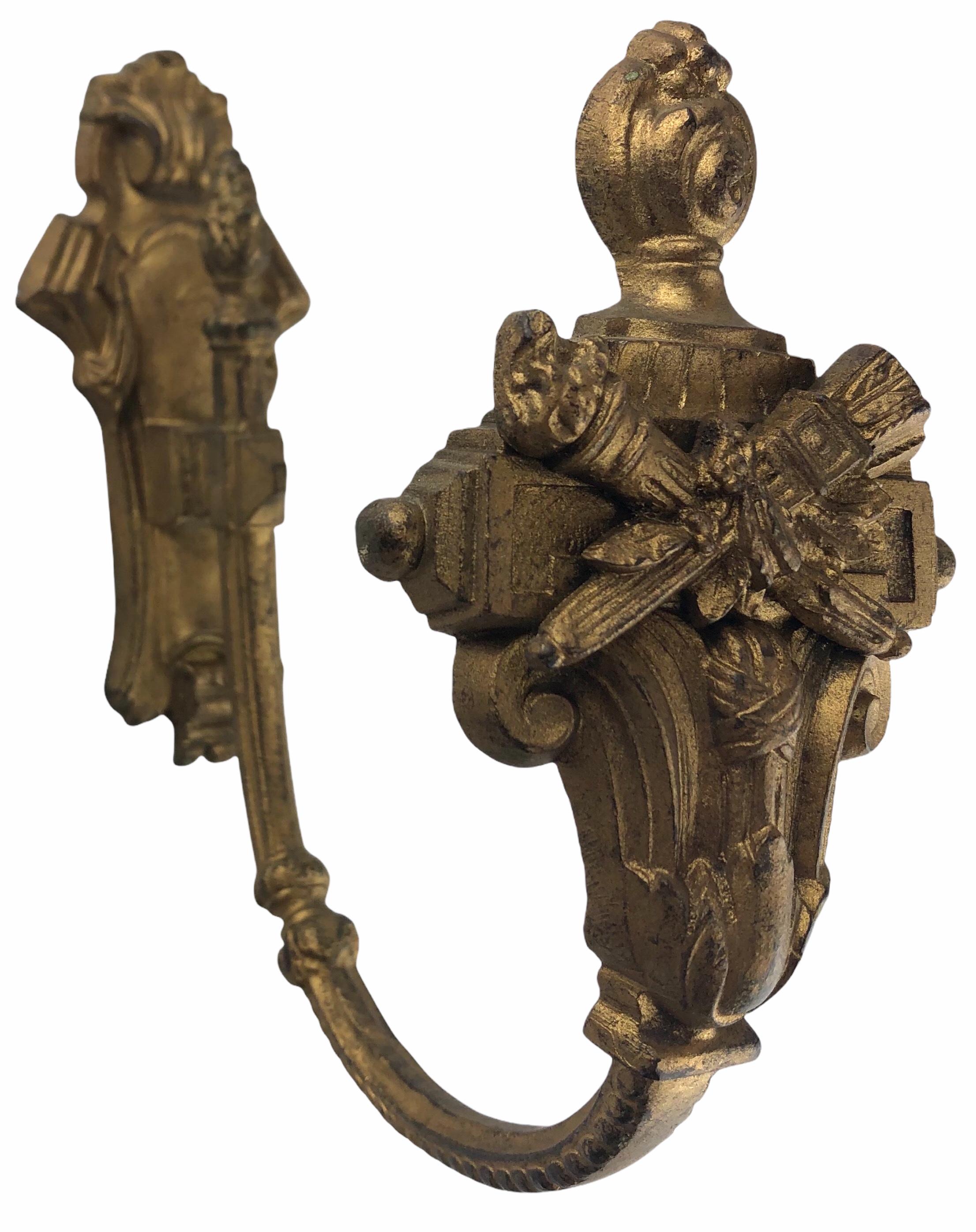 Pair of sculpted gilt bronze curtain hooks or tie-backs richly decorated with foliage, garlands, Rocaille and ovals, Louis XVI style.

These beautiful items are of very high quality.
Measures: 6