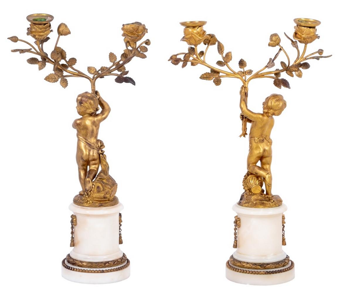 Neoclassico Coppia di candelabri figurativi in bronzo dorato in stile Luigi XVI in vendita